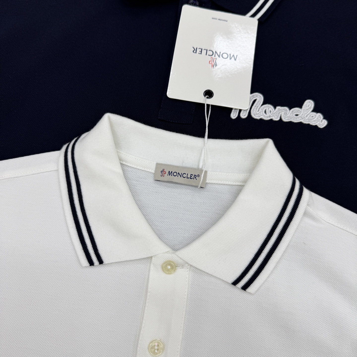 Moncler蒙口原单男士Polo衫，经典翻领+条纹装饰，简约又有细节感！高品质珠地棉料，柔软透气，夏天