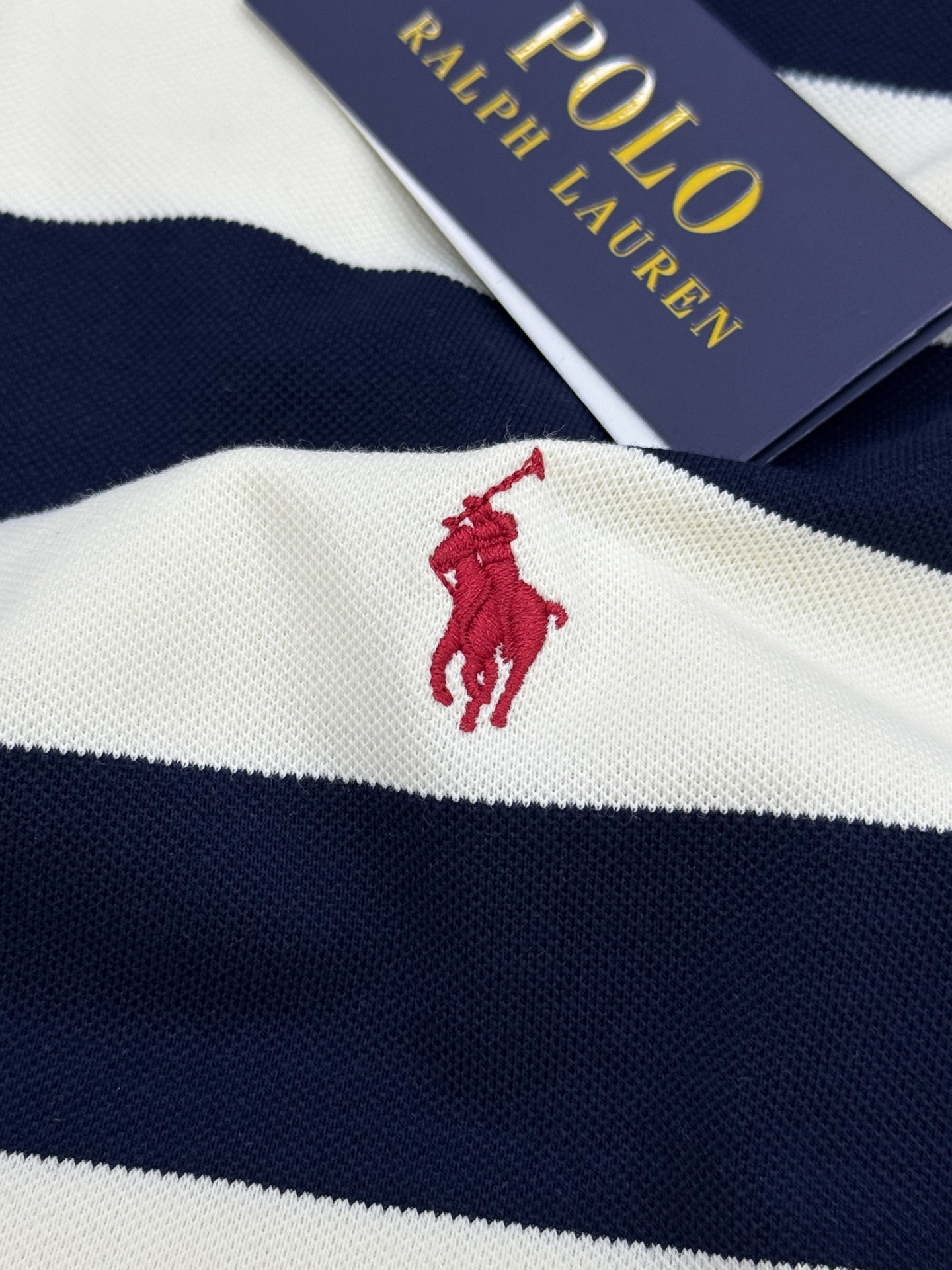 Polo拉夫劳伦经典条纹Polo衫，藏青+米白宽条纹，左胸小红马logo超有辨识度！珠地棉面料，穿着舒适