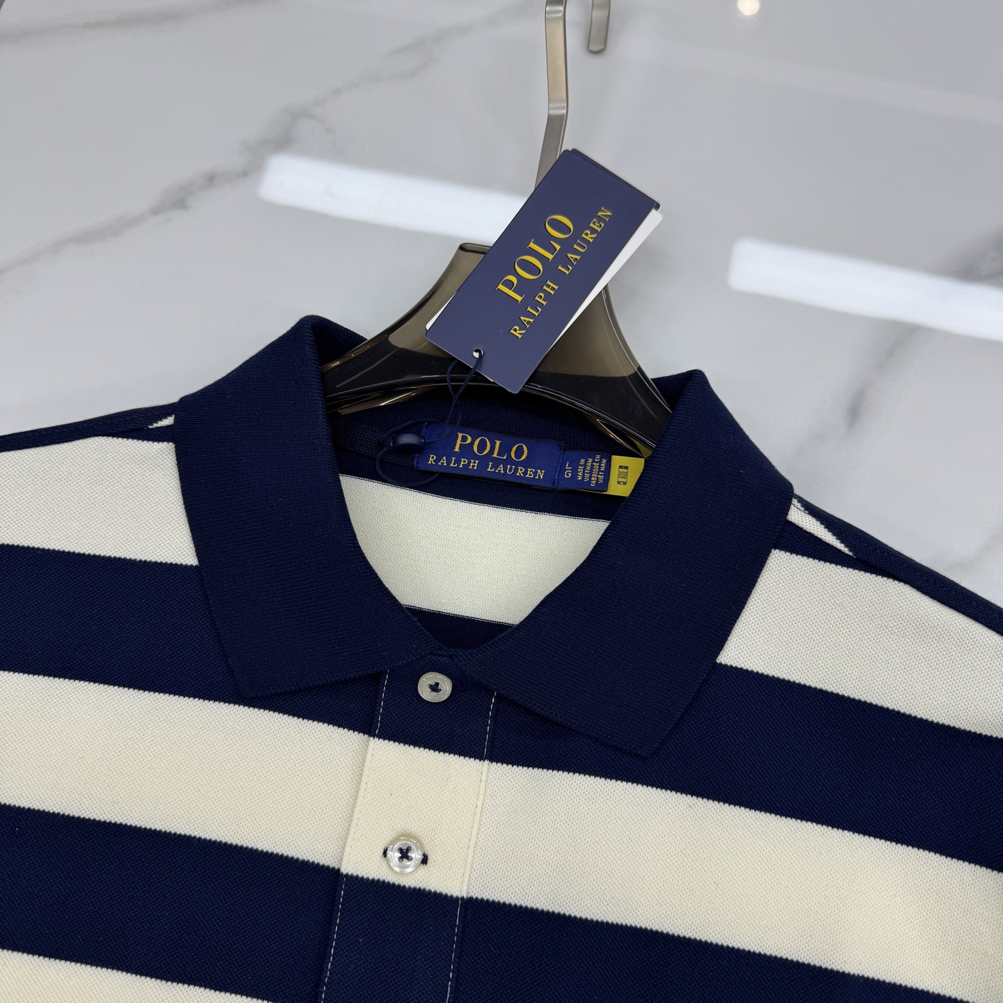 Polo拉夫劳伦经典条纹Polo衫，藏青+米白宽条纹，左胸小红马logo超有辨识度！珠地棉面料，穿着舒适