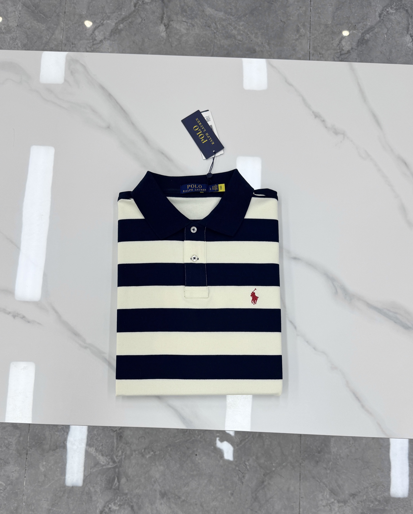 Polo拉夫劳伦经典条纹Polo衫，藏青+米白宽条纹，左胸小红马logo超有辨识度！珠地棉面料，穿着舒适