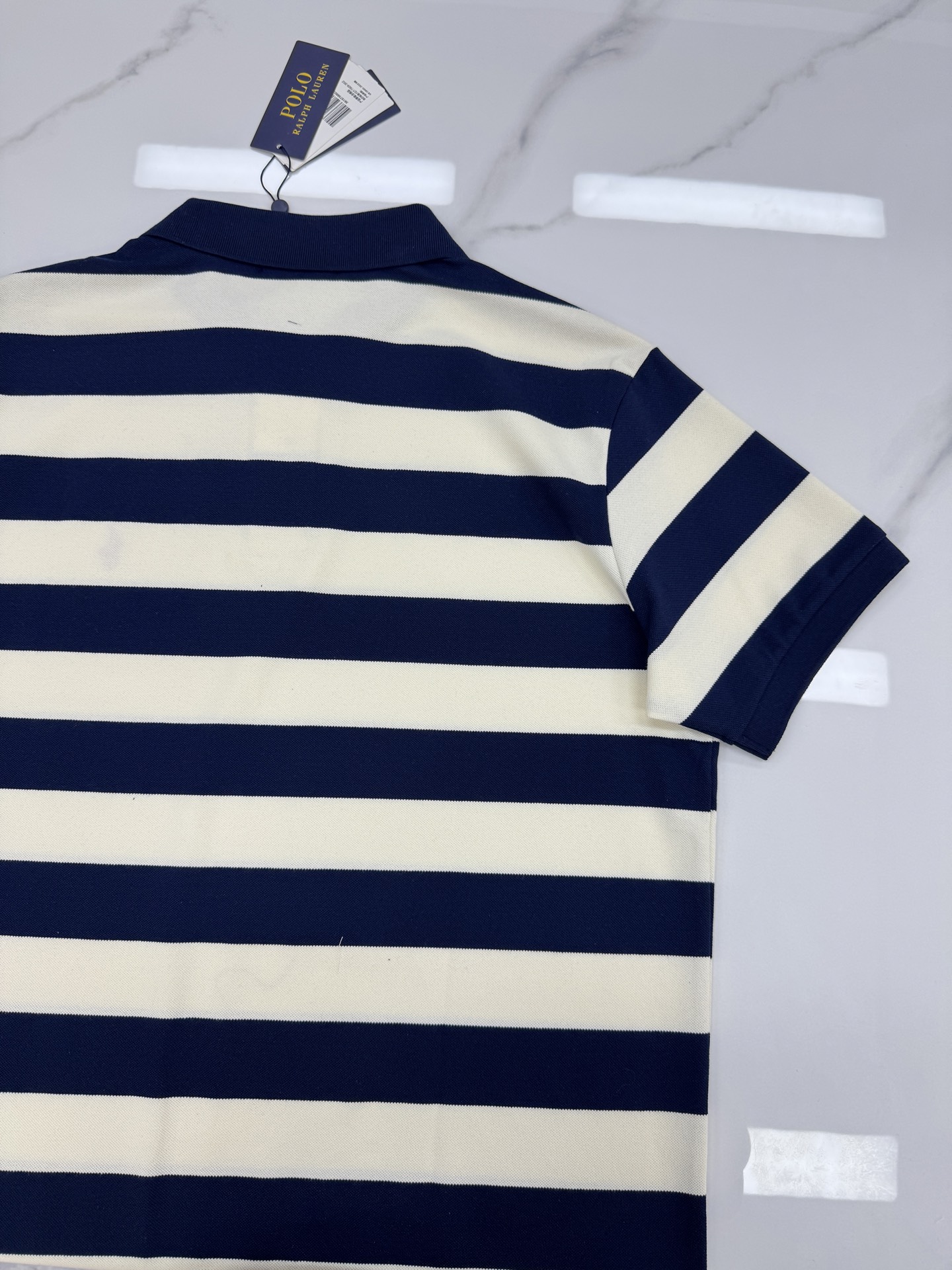 Polo拉夫劳伦经典条纹Polo衫，藏青+米白宽条纹，左胸小红马logo超有辨识度！珠地棉面料，穿着舒适