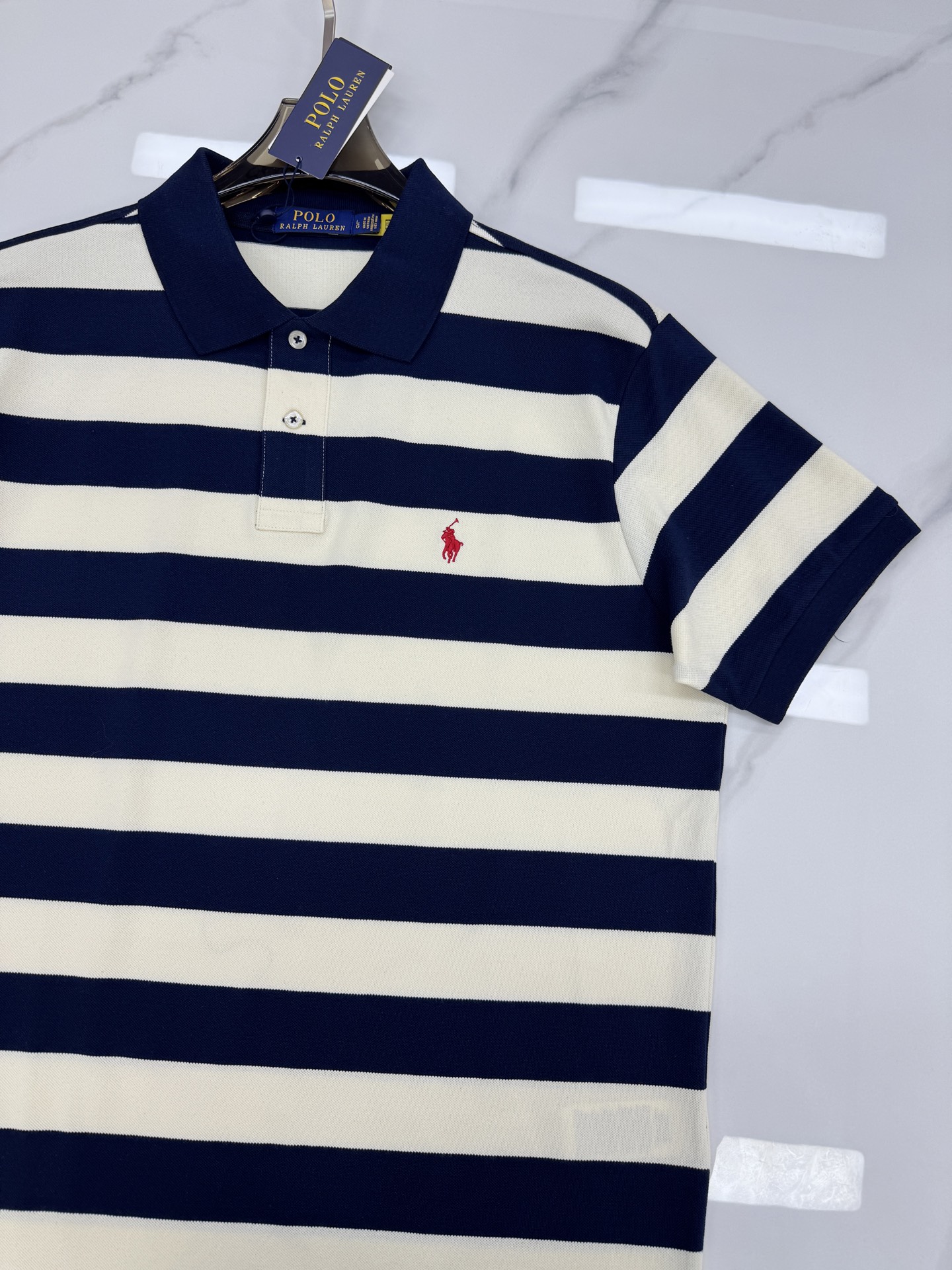 Polo拉夫劳伦经典条纹Polo衫，藏青+米白宽条纹，左胸小红马logo超有辨识度！珠地棉面料，穿着舒适