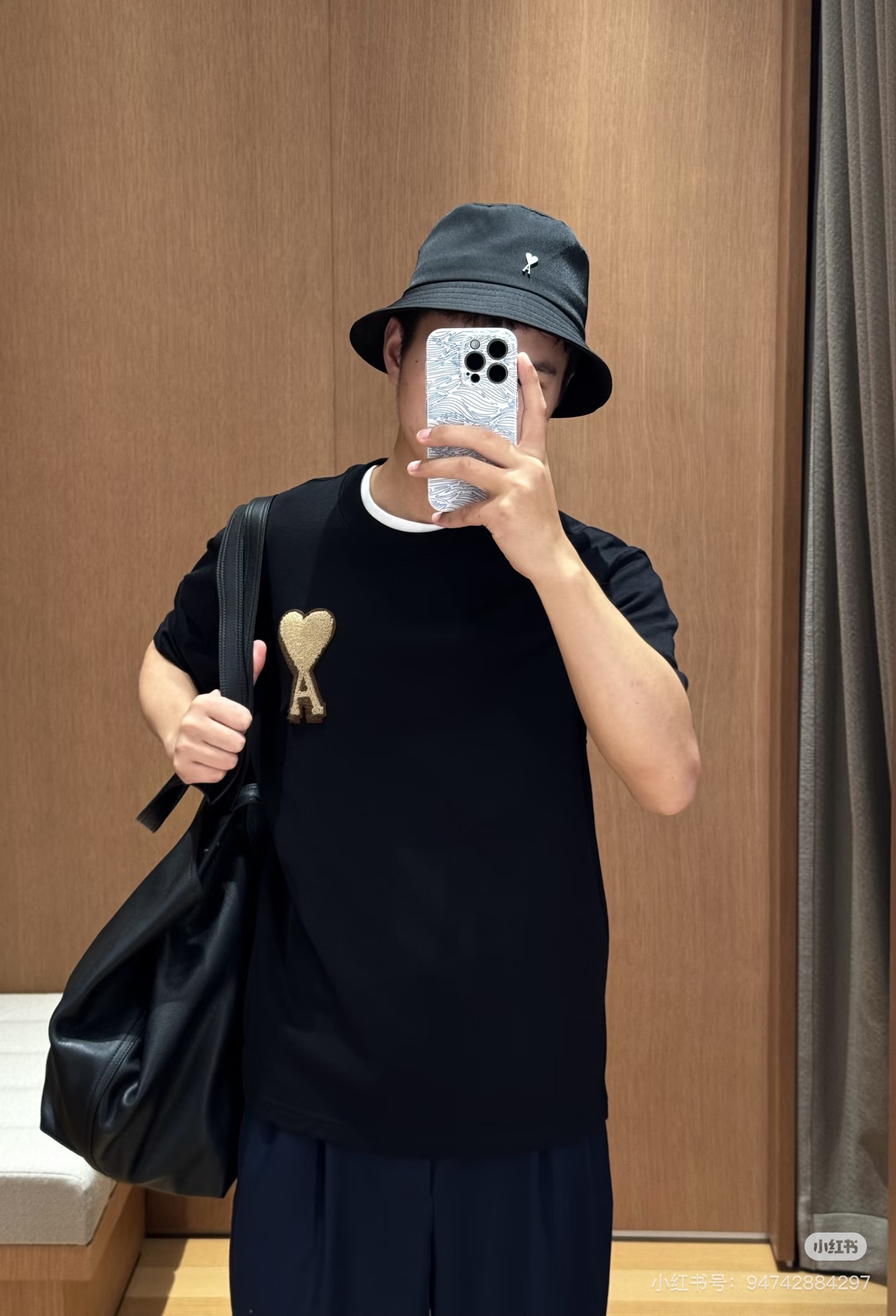 Ami Paris黑色T恤，胸口立体A刺绣超有辨识度，绒面工艺在光线下微微反光，低调又高级✨重磅纯棉材质