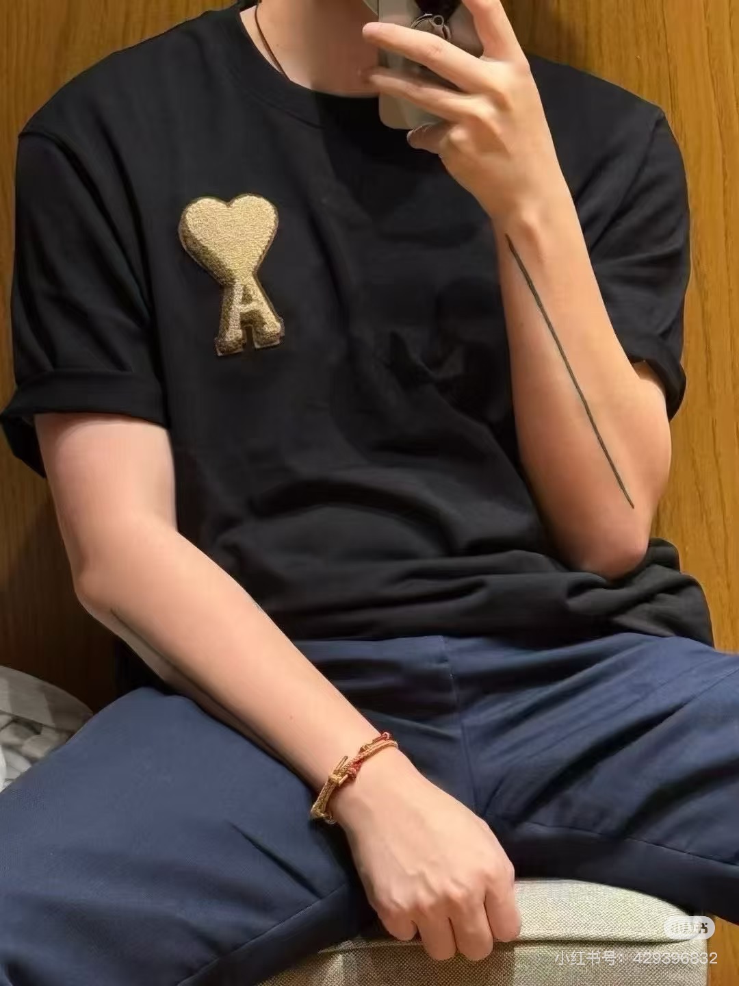 Ami Paris黑色T恤，胸口立体A刺绣超有辨识度，绒面工艺在光线下微微反光，低调又高级✨重磅纯棉材质