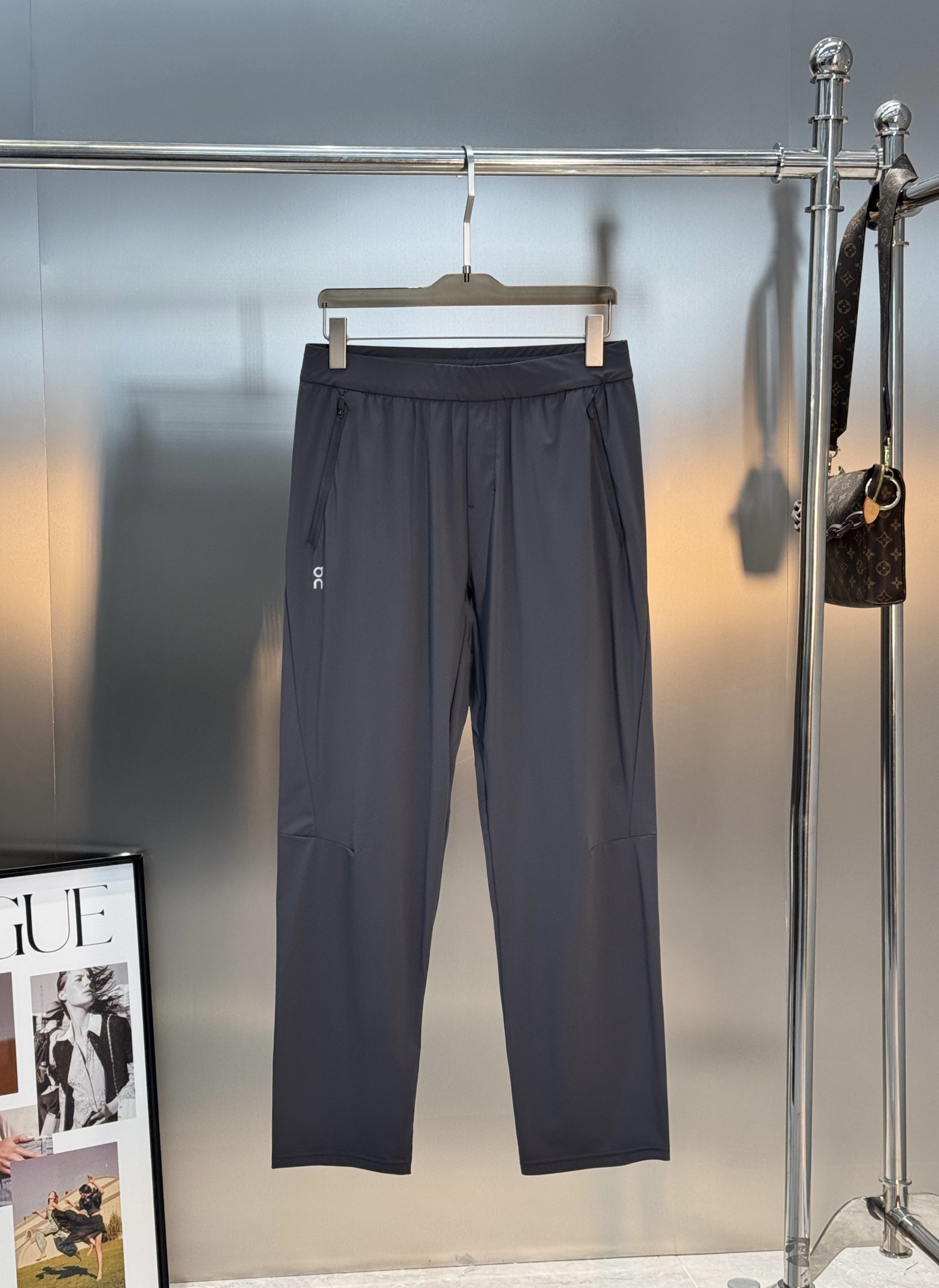 NO:833775,On's new outdoor brand men's quick-drying sports trousers are lightweight in design and made of breathable and quick-drying fabrics. They are suitable for spring and summer outdoor sports, running training or commuting!  The straight cut + elastic waistband makes it comfortable and flexible to wear. The zipper pockets on both sides are super practical and convenient for storing small items, echoing the running logo on the side of the calf. The style is low-key and versatile, and can be easily used in daily leisure or sports scenes. It has both functionality and fashion. It is a must-have item for spring and summer!  All three standards!  Color black. Dark gray. Light gray. Size M-4XL (5XL can be customized)/140 catties. Recommend L.,,19860909On昂跑新款户外品牌男士速干运动长裤,轻量化设计,采用透气速干面料,春夏户外运动、跑步训练或通勤都很适合！直筒剪裁+松紧腰带,穿着舒适又灵活,两侧拉链口袋超实用,方便收纳小物后小腿侧昂跑logo呼应.款式低调百搭,日常休闲或运动场景都能轻松驾驭,兼具功能性与时尚感,是春夏必备单品！三标齐！颜色黑色.深灰.浅灰.码数M-4XL（5XL可订做）/140斤建议L.,,,Men's clothing