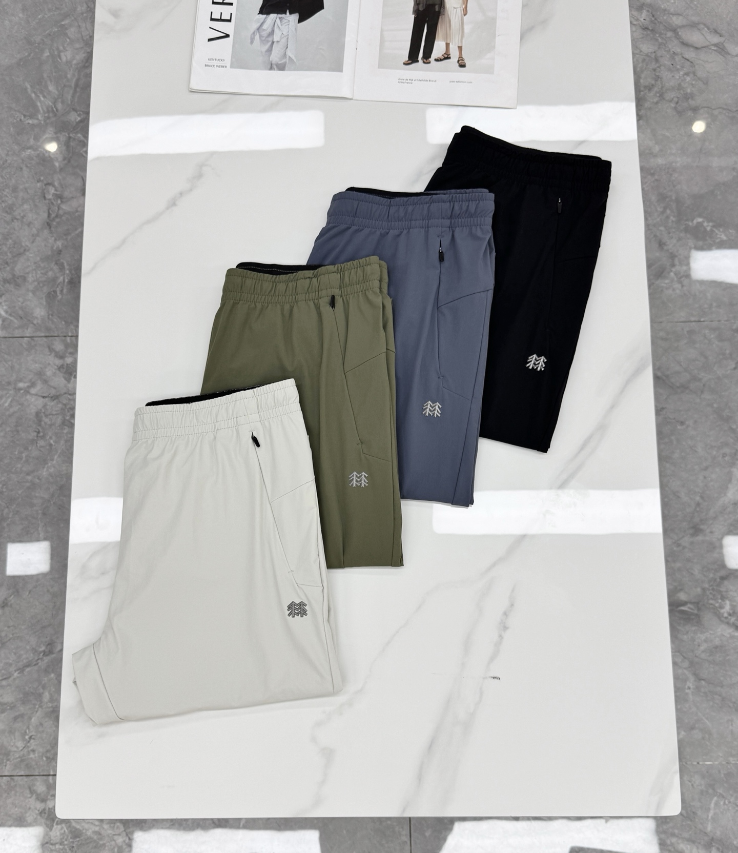 NO:833782,KOLON SPORT quick-drying trousers, new product recommendation U+ sunscreen, cool on contact, perfect for outdoor use!  The side zipper pockets are super practical, and the three-dimensional shape of the leg brand tree is low-key and recognizable. The back waist is matched with brand letters. Slim-fitting and quick-drying outdoor fabric, breathable and comfortable, multi-color, simple and versatile, elastic waist + drawstring design, suitable for all body types, easy to control for daily commuting, sports, and outdoor use, highly practical!  All three standards!  Color Black. Blue. Army Green. Khaki. Size M-3XL (/140 catties recommended L),,19860909KOLON SPORT可隆速干长裤,新品推荐U+防晒,接触凉感超适合户外！侧边拉链口袋超实用,腿部品牌小树立体造型低调又有辨识度.后腰品牌字母搭配.修身速干户外面料,透气又舒适,多色彩简约百搭,松紧腰+抽绳设计,适合各种体型,日常通勤、运动、户外都能轻松驾驭,实用性强！三标齐！颜色黑色.蓝色.军绿.卡其.码数M-3XL（/140斤建议L）,,,Men's clothing