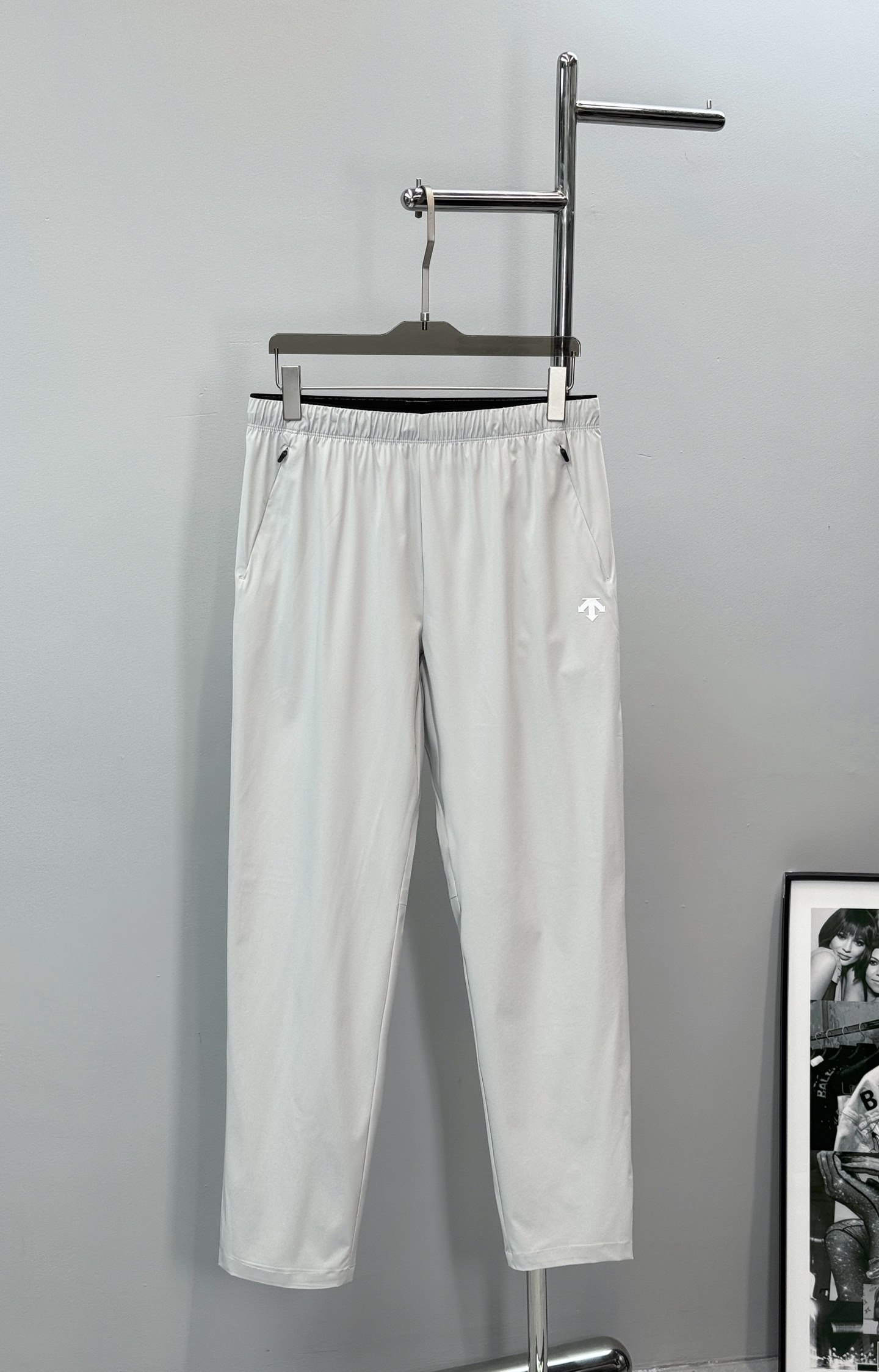 NO:833795,Descente's new outdoor woven sports trousers are light and breathable, super comfortable to wear in summer!  The loose straight fit + elastic waist allow for free movement without restriction, and are suitable for all body types. The trouser legs have brand logos, are simple and recognizable, and are sweat-absorbent and breathable. They can be easily used for sports, walking, and commuting. They are versatile at home or outdoors. They are a must-have item in the summer wardrobe. All three standards are met!  Color black, light gray, dark gray. Size M-3XL (/140 catties recommended L),,19860909Descente迪桑特户外新款梭织运动长裤,轻薄透气,夏天穿超舒服！宽松直筒版型+松紧腰,活动自如不束缚,适合各种体型.裤腿有品牌标志,简约又有辨识度吸汗透气,运动、散步、通勤都能轻松驾驭,宅家或户外都很百搭,是夏季衣橱必备单品.三标齐！颜色黑色.浅灰.深灰.码数M-3XL（/140斤建议L）,,,Men's clothing