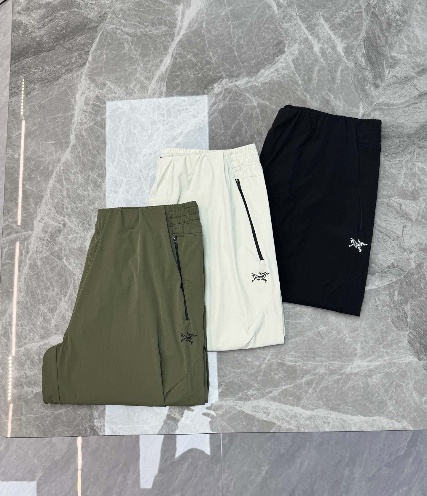 NO:833803,Arc’teryx’s new outdoor woven sports trousers are lightweight and breathable, super comfortable to wear in spring and summer!  Loose straight fit + elastic waist, allowing you to move freely without restraint. It can be easily used for daily commuting, sports, and outdoor activities. The pants have a brand logo on the body, which is low-key and recognizable. The woven fabric is wear-resistant and easy to care for. It is simple and practical. It goes well with sports shoes or casual shoes. It is easy to get comfortable and comfortable to wear!  Color black. Green. Off-white. Size M-3XL (/140 catties recommended L), arc'teryx, sneakers,19860909Arc’teryx始祖鸟新品户外梭织运动长裤,轻薄透气,春夏穿超舒服！宽松直筒版型+松紧腰,活动自如不束缚,日常通勤、运动、户外都能轻松驾驭裤身有品牌Logo,低调又有辨识度,梭织面料耐磨易打理,简约实用,搭配运动鞋或休闲鞋都很OK,轻松get舒适穿搭！颜色黑色.绿色.米白.码数M-3XL（/140斤建议L）,arc'teryx,sneakers,,Men's clothing