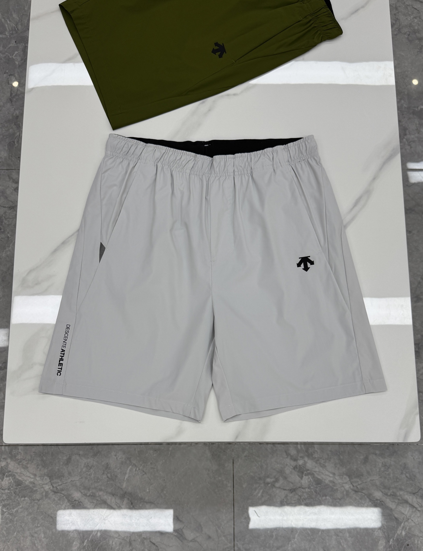 NO:833810,DESCENTE's new spring and summer shorts are recommended. High-end products with the same style for men and women in multiple colors. The overall pattern is simple, fashionable and generous. Made of original imported polyester fiber fabric. Drawstring inside. Comfortable, soft and breathable!  Simple, neat and refreshing. Original hardware accessories. All three standards!  Color black. Yellow. Green. Light gray. Size M-3XL (175/140 catties recommended L),,shorts,19860909DESCENTE迪桑特春夏新款短裤爆款推荐.男女同款多色彩高端货整体格局简洁时尚大方.采用原版进口聚酯纤维面料.内里抽绳.舒适柔软透气性好！简洁利落又清爽.原版五金辅料.三标齐！颜色黑色.黄色.绿色.浅灰.码数M-3XL（175/140斤建议L）,,shorts,,Men's clothing