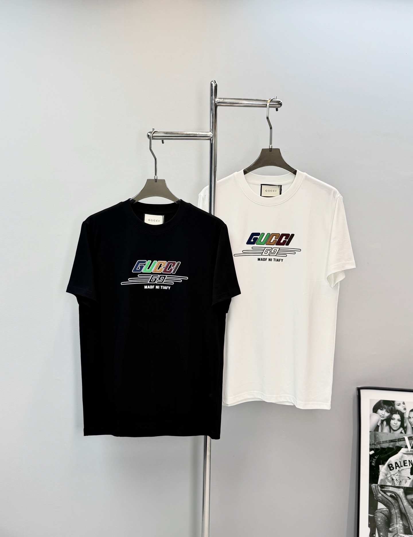 NO:833860,Gucci 69 series short-sleeved T-shirt, made of pure cotton, is comfortable and breathable to wear. It has the colorful 'GUCCI' letters + '69' wings pattern on the front, with the words 'MADF NI TIAFY'. It has a full street feel and full personality. It is perfect for daily casual or trendy wear. It can be easily paired with jeans and sneakers, casual and stylish!  The Gucci brand is highly recognizable and a must-have for fashion lovers. It is easy to create a variety of styles. Color black and white. Size M-3XL (L is recommended for 175/140 pounds), gucci, sneakers, jeans, T-shirt, tees, t-shirt,19860909Gucci 69系列短袖T恤,纯棉材质,穿着舒适透气.正面彩色“GUCCI”字母+“69”翅膀图案,搭配“MADF NI TIAFY”字样,街头感十足,个性满分日常休闲或潮流穿搭都很出彩,轻松搭配牛仔裤、运动鞋,随性又有型！Gucci品牌辨识度高,时尚爱好者必入,轻松打造多样风格.颜色黑色.白色.码数M-3XL（175/140斤建议L）,,gucci,sneakers,jeans,T-shirt,tees，t-shirt,,Men's clothing