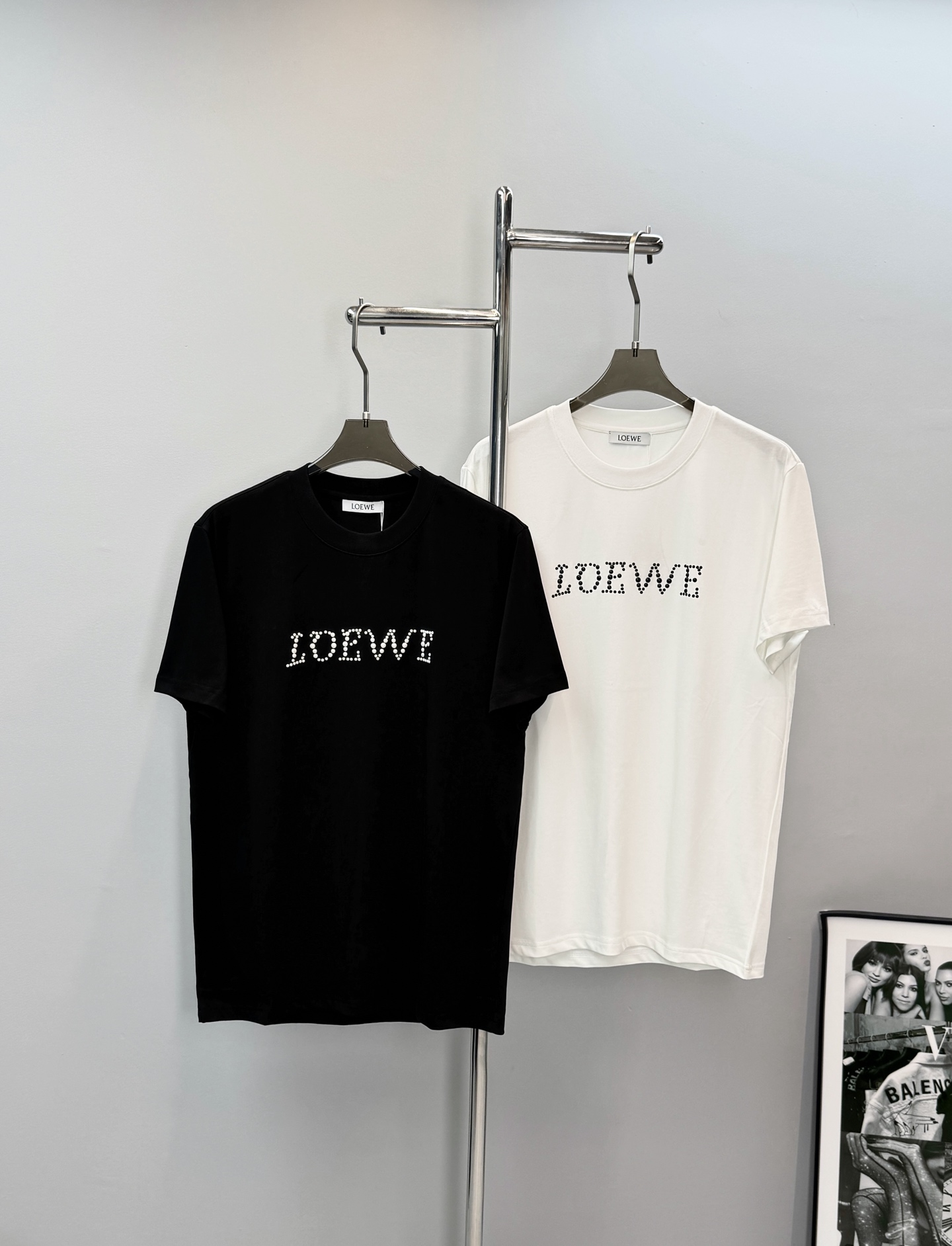 NO:833872,Loewe's new round-neck short-sleeved T-shirt is made of high-quality pure cotton, soft and breathable, and super comfortable for daily wear. The three-dimensional heat-engraved design of the brand letters on the front is simple and recognizable in black and white. It is versatile and easy to match with various styles. It is tailored to fit the body shape and is suitable for general use.  Suitable for work, leisure or light sports scenes, fashionable and practical, it is one of Loewe's classic items with three standards. Size M-3XL (175/140 pounds recommended L),, loewe, loewe, T-shirt, tees, t-shirt,19860909Loewe罗意威新款圆领短袖T恤,采用高品质纯棉,柔软透气,日常穿着超舒适.正面品牌字母立体烫画设计,简约又有辨识度黑白两色,百搭不挑人,轻松搭配各种风格.剪裁贴合身形,适合通勤、休闲或轻运动场景,时尚实用兼备,是Loewe经典单品之一三标齐.码数M-3XL（175/140斤建议L）,,loewe,loewe,T-shirt,tees，t-shirt,,Men's clothing