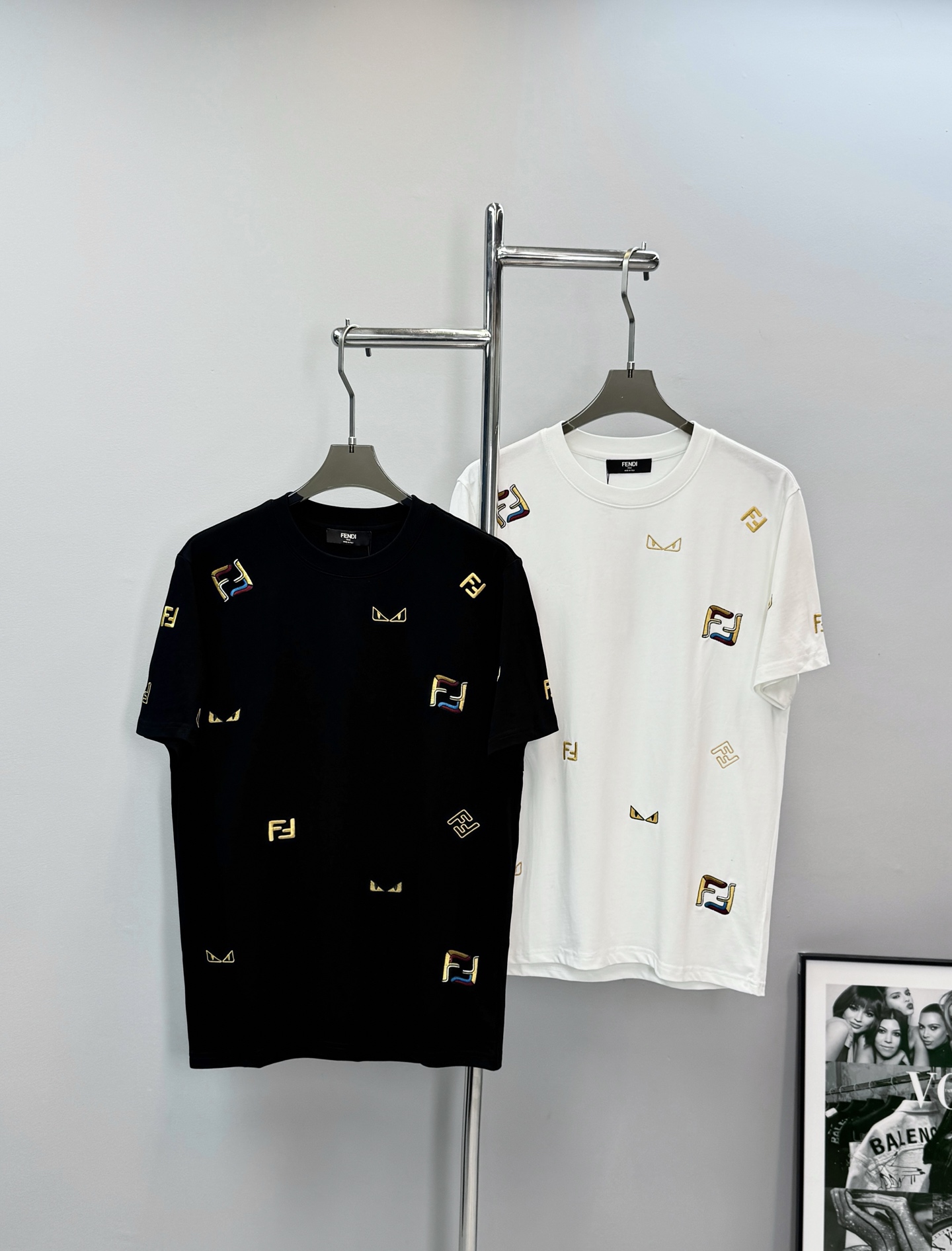 NO:833880,Fendi's new embroidered short-sleeved T-shirt, the same style for men and women, is made of pure cotton, comfortable and breathable, perfect for summer!  FF logo + little monster embroidery, double FF brand logo. Fun and luxurious, the highly recognizable round neck design is simple and versatile, and can be easily worn for daily casual or trendy wear. Italian craftsmanship, exquisite details, tailoring to fit the body shape, both fashionable and comfortable, it is a must-have item for fashionistas!  Color black. White. Size M-3XL (175/140 pounds recommended L), fendi, fendi, T-shirt, tees, t-shirt,19860909Fendi芬迪新品刺绣短袖T恤,男女同款采用纯棉材质,舒适透气,夏天穿超合适！FF标志+小怪兽刺绣,双FF品牌标识.趣味又奢华,辨识度满分圆领设计简约百搭,日常休闲或潮流穿搭都能轻松驾驭.意大利工艺,细节精致,剪裁贴合身形,时尚感与舒适度兼具,是潮人必备单品！颜色黑色.白色.码数M-3XL（175/140斤建议L）,,fendi,fendi,T-shirt,tees，t-shirt,,Men's clothing