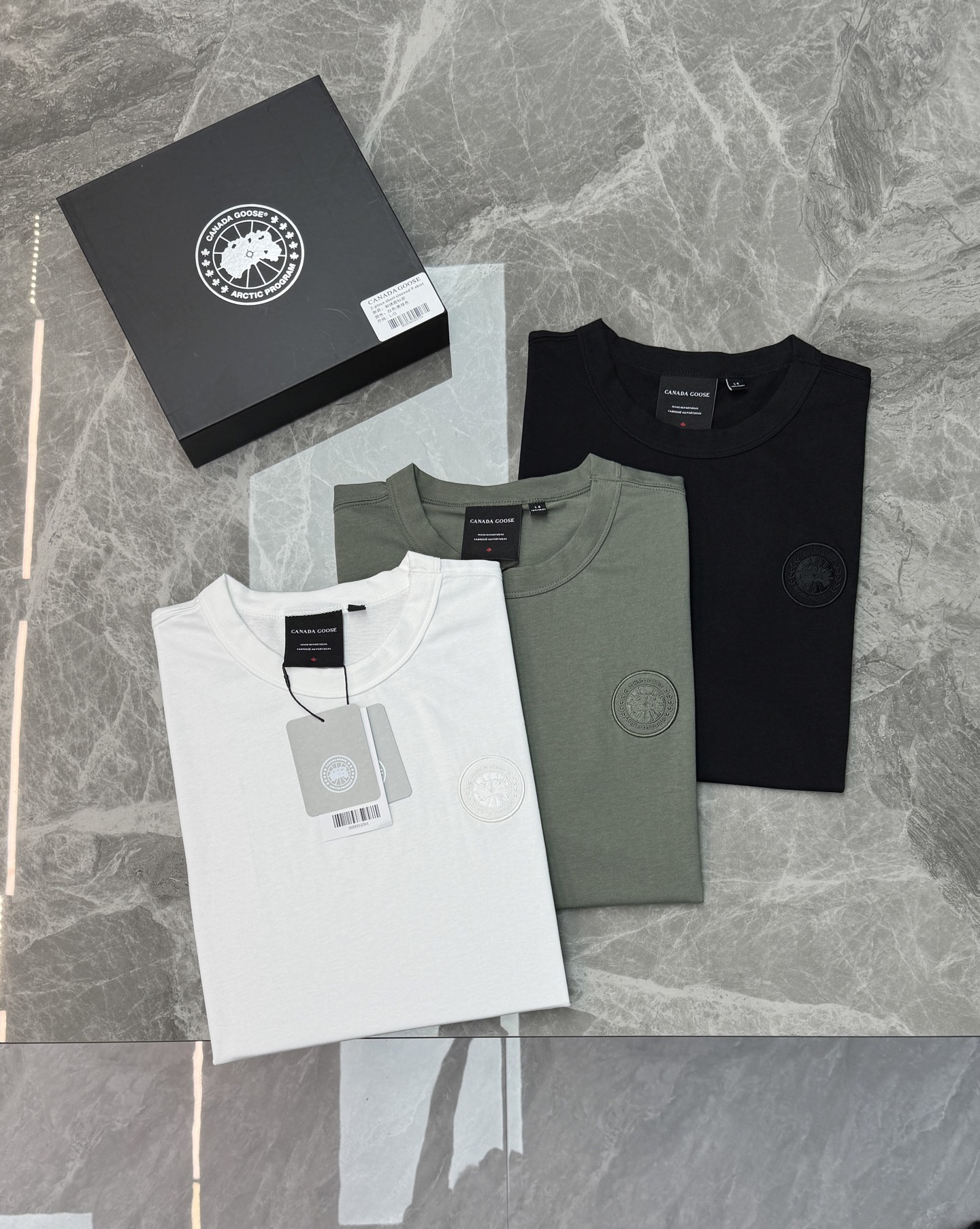 NO:833900,Canada Goose Canadian Goose gift box original T-shirt. The same style for men and women is made of high-quality pure cotton, soft and breathable, and super comfortable to wear in summer!  The round neck design is simple and versatile, and the brand logo embroidery on the chest is very recognizable. It can easily create a relaxed feeling and the loose version is super friendly to the figure. It can be easily controlled whether it is commuting or leisure, and it looks great with overalls or jeans!  All three standards!  Color black. Green. White. Size M-2XL gift box packaging (/145 catties recommended L), jeans, tees, t-shirt,19860909Canada Goose加拿大鹅礼品盒原单T恤.男女同款采用高品质纯棉,柔软透气,夏天穿超舒服！圆领设计简约百搭,胸前品牌logo刺绣超有辨识度.轻松打造松弛感穿搭宽松版型对身材超友好,无论通勤还是休闲都能轻松驾驭,搭配工装裤或牛仔裤都很出彩！三标齐！颜色黑色.绿色.白色.码数M-2XL礼盒包装（/145斤建议L）,,jeans,tees，t-shirt,,Men's clothing