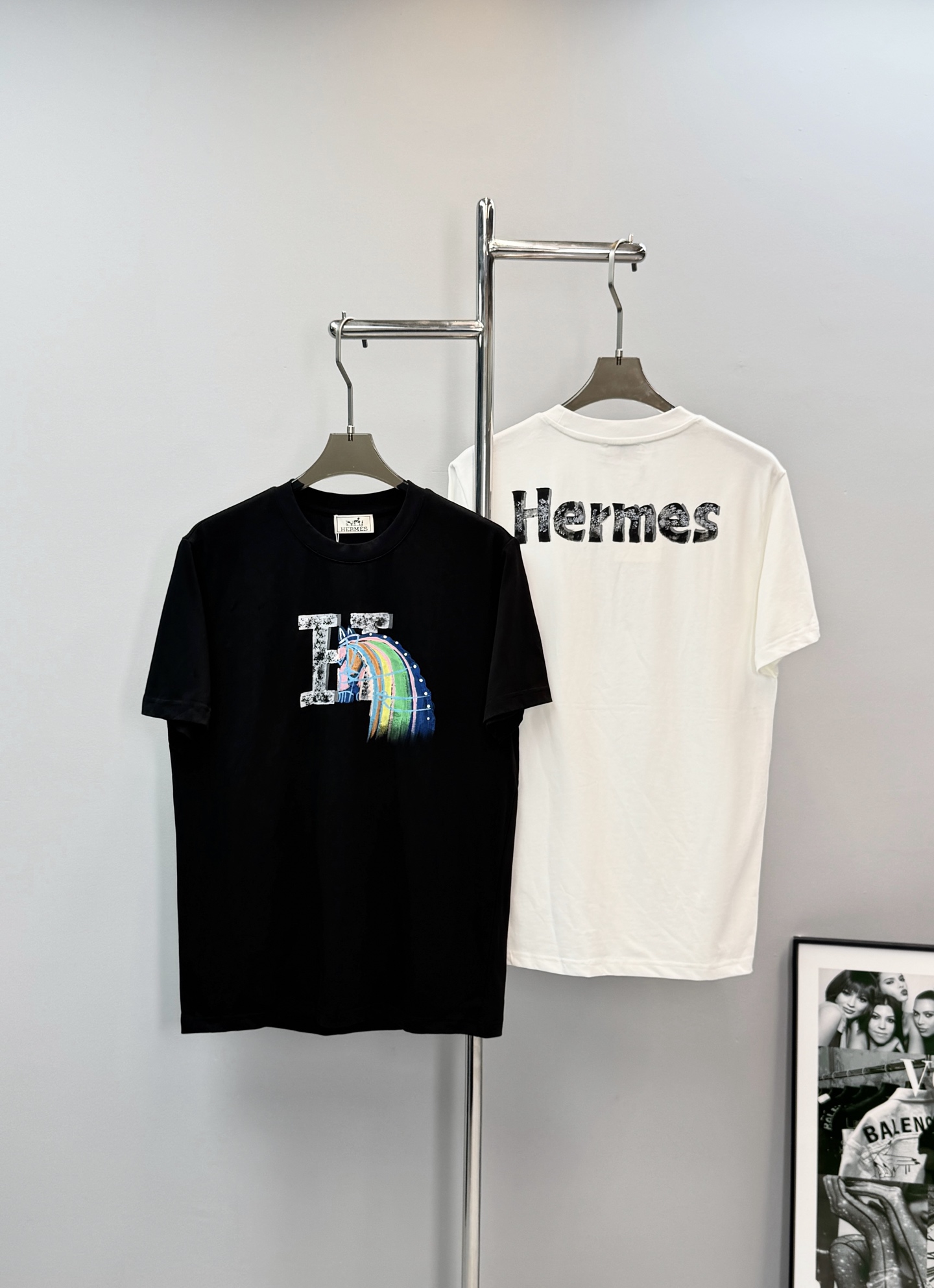 NO:833906,HERMES' new trendy brand T-shirt, made of pure cotton for both men and women, is soft and comfortable, and super friendly for daily wear. It has a rainbow horse + 'H' letter on the front and a brand letter logo on the back. The hand-painted craftsmanship is full of artistic feeling, and the highly recognizable round neck design is simple and versatile. The white background color adds to the vitality of the printing. It is great whether worn alone or as an inner layer!  Pair it with jeans or casual pants in spring and summer to easily get a fashionable and casual style. Color black and white. Size M-3XL (L is recommended for 175/140 pounds), hermes, hermes, jeans, tees, t-shirt,19860909HERMES爱马仕新款潮牌T恤,男女同款采用纯棉材质,柔软舒适,日常穿着超友好.正面彩虹马+“H”字母,后背品牌字母标识.手绘工艺艺术感满满,辨识度超高圆领设计简约百搭,白色底色更显印花活力,无论单穿还是内搭都很出彩！春夏季节搭配牛仔裤或休闲裤,轻松get时尚休闲风.颜色黑色.白色.码数M-3XL（175/140斤建议L）,,hermes,hermes,jeans,tees，t-shirt,,Men's clothing