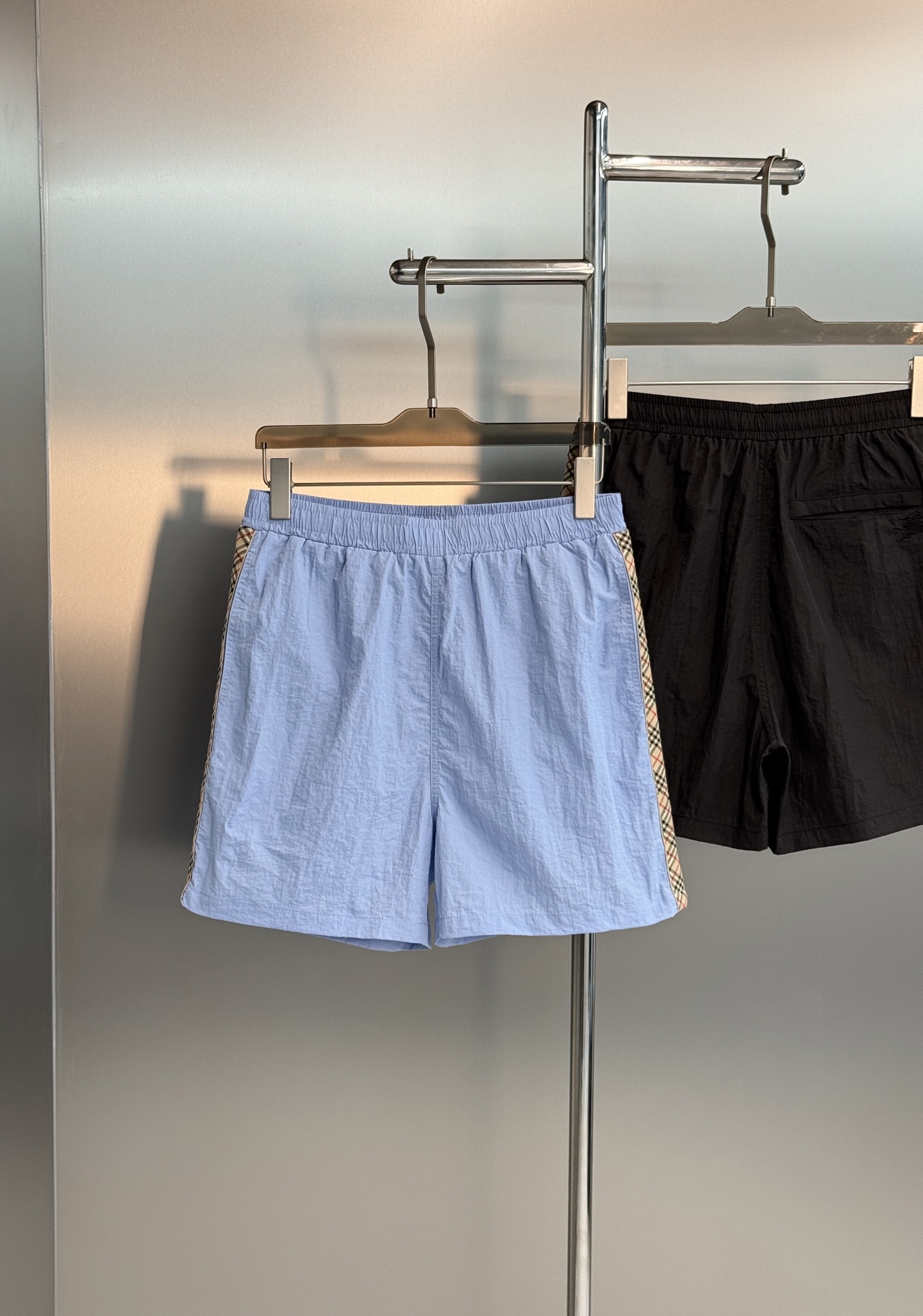 NO:833894,Burberry's new summer shorts. Same style for men and women. The original item recommends the classic plaid splicing design, and the side plaid elements are super recognizable!  Light and breathable fabric, super comfortable to wear in spring and summer ~ Elastic waist design, suitable for all body types, available in light blue, dark blue, and black, easy to wear for daily leisure or vacation. The embroidered logo details on the trouser legs are full of British style fashion, and they look great with any T-shirt or shirt!  Color sky blue. Dark blue. Black. Size S-2XL (175/140 pounds recommended M),, burberry, burberry, shorts, shirts, tees, t-shirt,19860909Burberry巴宝莉新款夏季短裤.男女同款.原单推荐采用经典格纹拼接设计,侧边格纹元素超有辨识度！轻薄透气面料,春夏穿超舒服～松紧腰设计,适合各种身材,浅蓝、深蓝、黑色多色可选,日常休闲或度假都能轻松驾驭.裤腿刺绣Logo细节满分,英伦风时尚感拉满,随便搭配T恤或衬衫都很出彩！颜色天蓝.深蓝.黑色.码数S-2XL（175/140斤建议M）,,burberry,burberry,shorts,shirts,tees，t-shirt,,Men's clothing