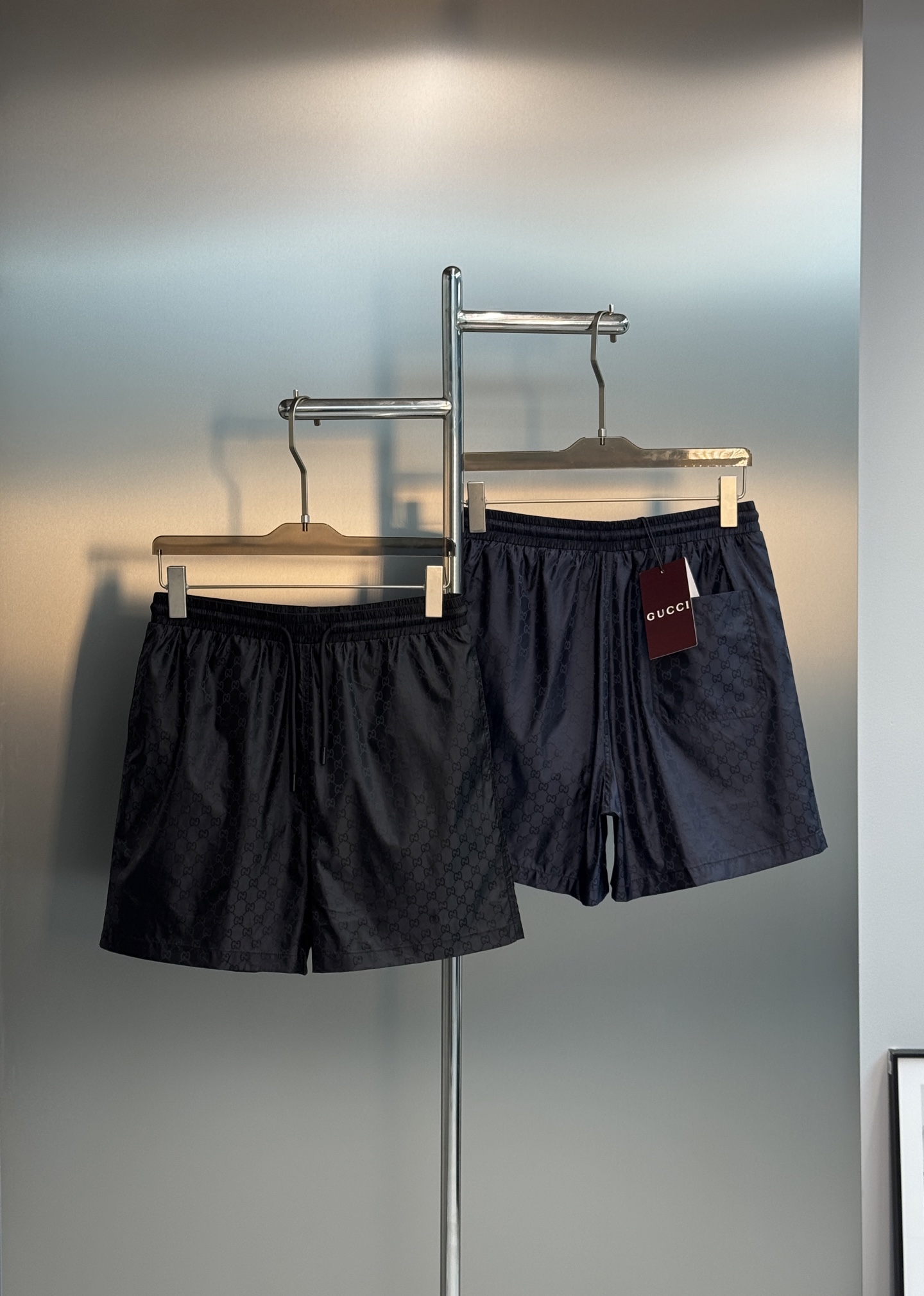 NO:833901,Gucci GG jacquard sports shorts, originally recommended in black & dark blue, are made of lightweight polyester fiber, breathable and comfortable, suitable for daily use or sports!  The GG jacquard on the trousers is super recognizable, and the details are full of elastic waist + drawstring design, which can be adjusted at will. The side pockets are super practical, simple and fashionable, and can be easily matched with various casual styles, combining comfort and luxury. All three standards!  Size S-2XL (175/140 pounds recommended M),,gucci,shorts,19860909Gucci GG提花运动短裤,原单推荐黑色&深蓝两色可选,轻质聚酯纤维材质,透气又舒适,日常或运动都OK！裤身GG提花超有辨识度,细节满分松紧腰+抽绳设计,随心调节,侧边口袋超实用,简约又时髦,轻松搭配各种休闲风,舒适与奢华兼具.三标齐！码数S-2XL（175/140斤建议M）,,gucci,shorts,,Men's clothing
