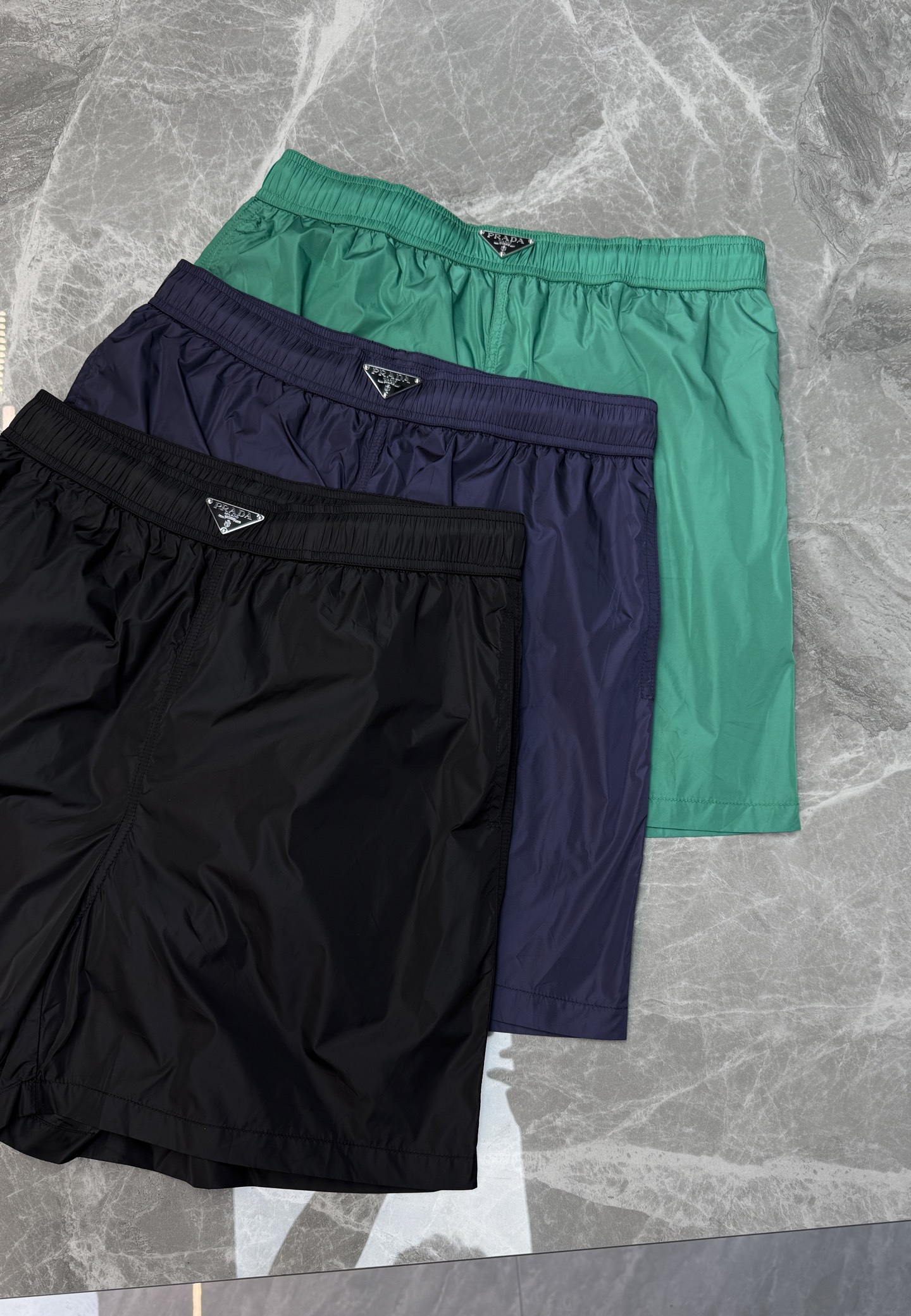 NO:833905,Prada original sports shorts. The same styles for men and women are available in black, dark blue and green. They are made of light polyester fiber. They are breathable and quick-drying. They are OK for daily sports!  Elastic waistband + brand's classic triangle logo, original hardware zipper on the back pocket. Simple and recognizable cut to fit the human body, super free movement, can be worn for rock climbing, running, fitness, and daily wear, practical and fashionable, a must-have for sports trendsetters!  Size S-2XL (175/140 pounds recommended M),, prada, prada, shorts,19860909Prada普拉达原单运动短裤.男女同款黑、深蓝、绿色三色可选,轻薄聚酯纤维材质,透气又快干,运动日常都OK！腰部松紧带+品牌经典三角标标志,后口袋原版五金拉链.简约又有辨识度剪裁贴合人体,活动超自由,攀岩、跑步、健身都能穿,也能日常搭配,实用又时髦,运动潮人必备！码数S-2XL（175/140斤建议M）,,prada,prada,shorts,,Men's clothing