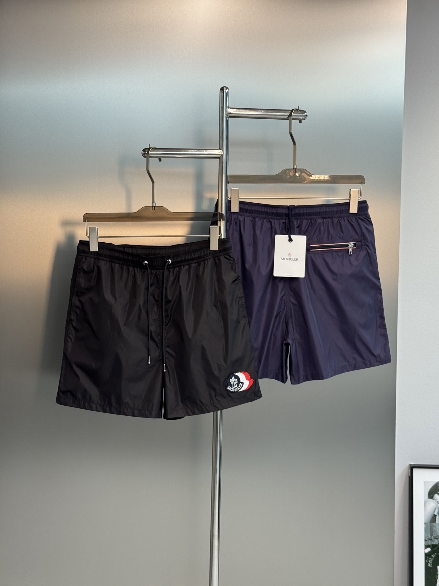NO:833911,Moncler muzzled original shorts, made of lightweight windproof fabric for men and women, breathable and comfortable, perfect for summer!  The loose fit + drawstring design allows for easy adjustment and freedom of movement. The embroidered brand hat badge on the lower left corner, the red, white and black color scheme is very recognizable and can be easily used for daily leisure, outdoor sports, and beach vacations. Pair it with a T-shirt or sneakers, it is refreshing and fashionable!  All three standards are matched. Color is black. Dark blue. Size S-2XL (175/140 pounds recommended: M), Moncler, sneakers, shorts, tees, t-shirts, hats,19860909Moncler蒙口原单短裤,男女同款轻薄防风面料,透气舒适,夏天穿超合适！宽松版型+抽绳设计,松紧随心调节,活动自如.左下角品牌小帽子刺绣徽章,红白黑配色超有辨识度日常休闲、户外运动、沙滩度假都能轻松驾驭,搭配T恤或运动鞋,清爽又时髦！三标齐.颜色黑色.深蓝.码数S-2XL（175/140斤建议M）,,Moncler,sneakers,shorts,tees，t-shirt,hats,,Men's clothing
