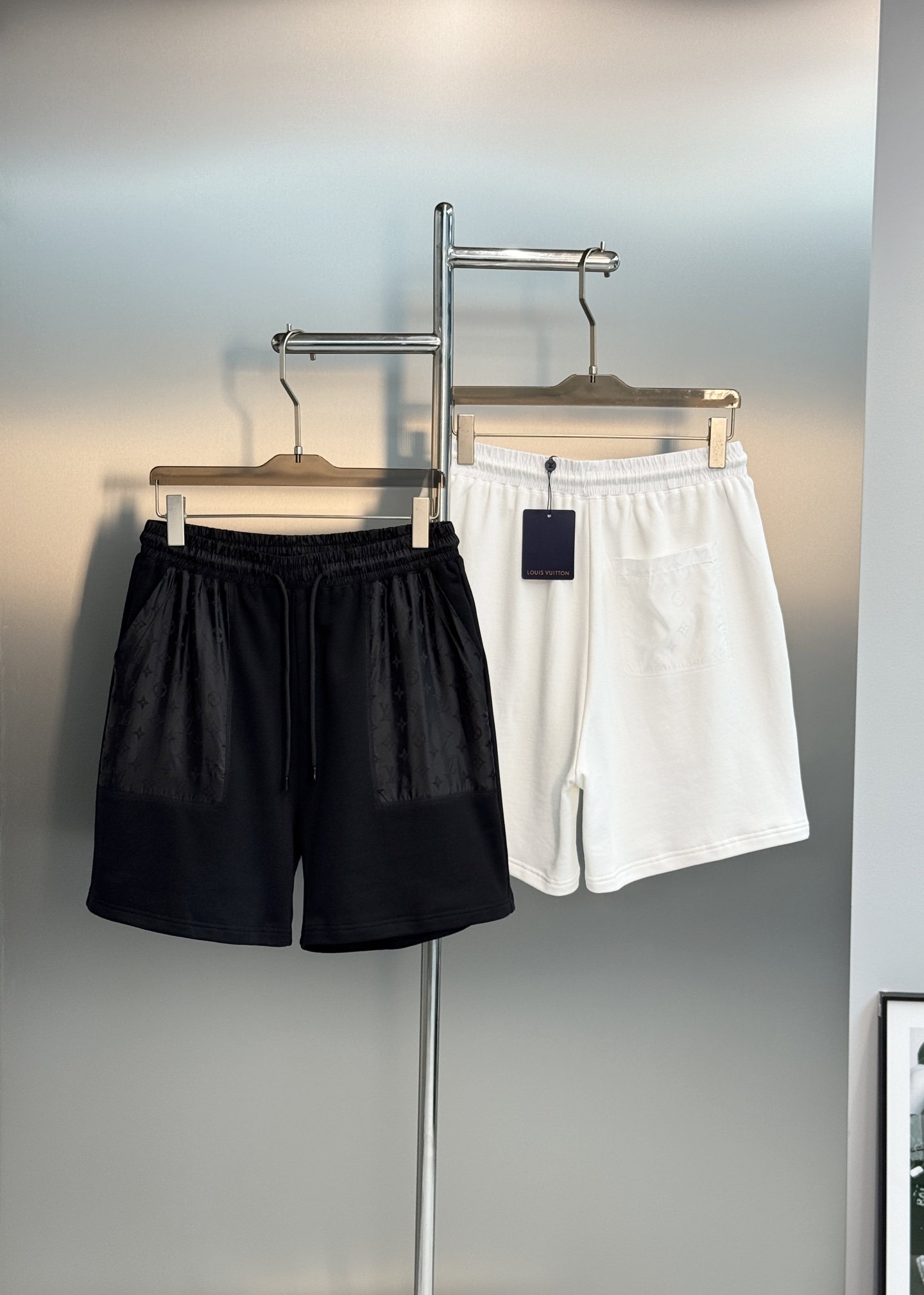 NO:833918,Donkey Brand*LV Monogram sports shorts, the original order recommends classic presbyopic patterns + black and white background splicing. Low-key and recognizable, soft and comfortable wool coil fabric, super breathable for summer wear, elastic waist + drawstring design, comfortable and practical. Loose fit, suitable for sports and leisure, perfect sense of fashion, casually matched with simple tops or sports shoes!  Original hardware. All three standards!  Color Black. White. European sizes S-XL (175/145 pounds recommended M),, louis vuitton, louis vuitton, sneakers, shorts,19860909驴牌*LV Monogram运动短裤,原单推荐经典老花图案+黑白底色拼接.低调又有辨识度柔软舒适毛线圈面料,夏天穿超透气,松紧腰+抽绳设计,舒适又实用.宽松版型,运动休闲都OK,时尚感满分,随便搭配简约上衣或运动鞋都很出彩！原版五金.三标齐！颜色黑色.白色.欧码S-XL（175/145斤建议M）,,louis vuitton,louis vuitton,sneakers,shorts,,Men's clothing
