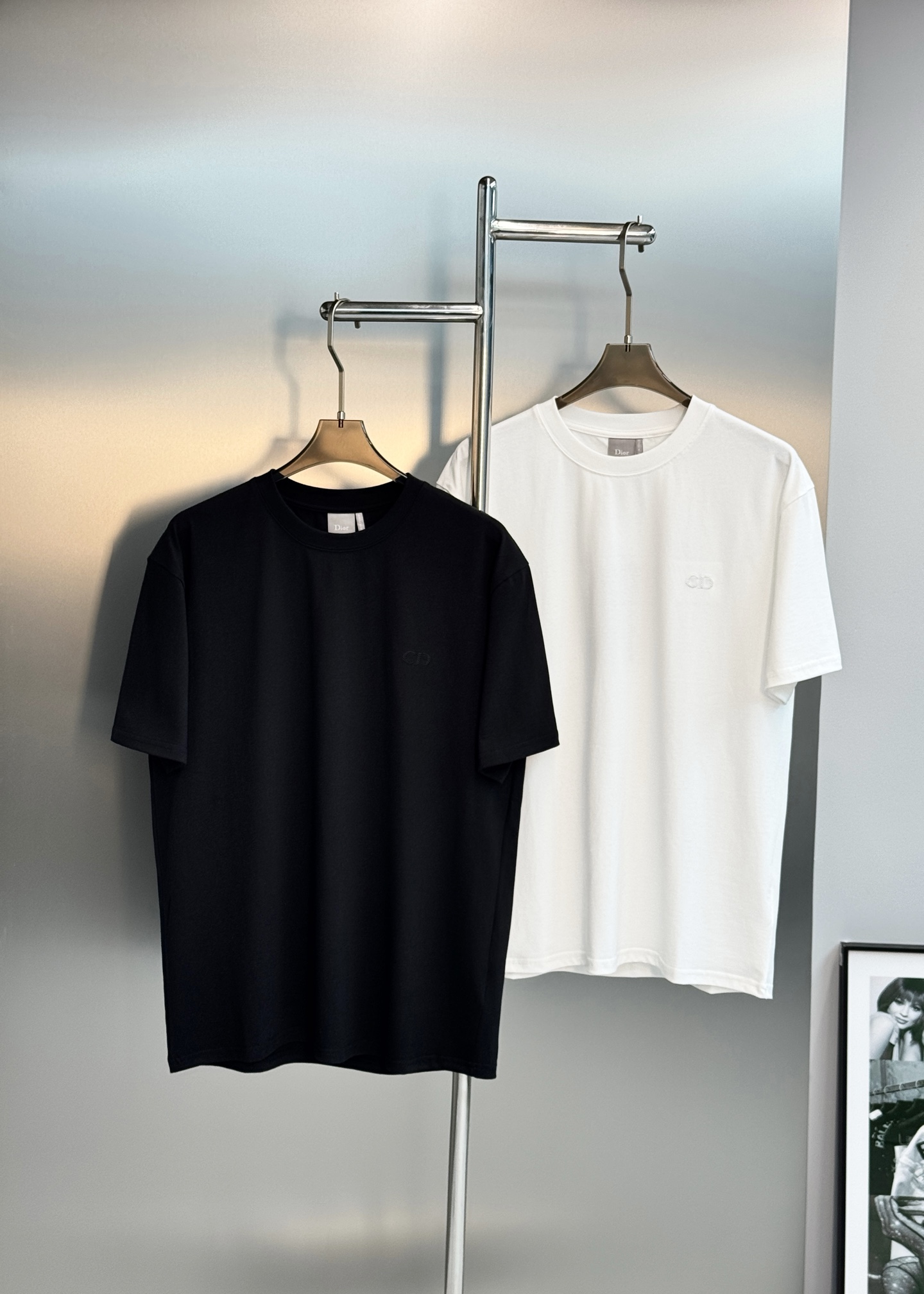 NO:833934,Dior Dior's new round neck short-sleeved T-shirt, clean and simple round neck design, pure cotton material is soft and comfortable, suitable for daily wear. The low-key 'CD' logo on the chest, 3D three-dimensional embroidery highlights the brand sense. The tailoring fits the body shape, and it is OK to wear alone or layered. It can be easily matched with jeans and casual pants, and you can easily get a fashionable and casual style! All three standards!  Color black. White. European size S-XL (175/145 pounds recommended M), dior, dior, jeans, T-shirt, tees, t-shirt,19860909Dior迪奥新款圆领短袖T恤,净版简约圆领设计,纯棉材质柔软舒适,适合日常穿着.胸前低调'CD'标志,3D立体刺绣彰显品牌感.剪裁贴合身形,单穿或内搭都很OK,轻松搭配牛仔裤,休闲裤,轻松get时尚休闲风!三标齐！颜色黑色.白色.欧码S-XL（175/145斤建议M）,,dior,dior,jeans,T-shirt,tees，t-shirt,,Men's clothing