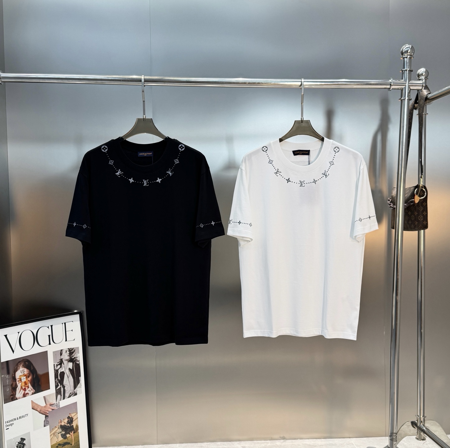 NO:833940,Donkey Brand*Louis Vuitton's new trendy brand T. The same style for men and women is made of high-quality pure cotton, soft and breathable, super comfortable to wear in summer!  The neckline and cuffs have classic LV letters + star graphics. The round neck design is full of details, simple and versatile, and can be easily worn in daily casual or light luxury styles. The loose version is highly tolerant and can be worn alone or layered, easily enhancing the look!  All three standards!  Color Black. White. Size M-3XL (L is recommended for 175/140 pounds),, louis vuitton, louis vuitton, louis vuitton,19860909驴牌*路易威登新款潮牌T.男女同款采用高品质纯棉,柔软透气,夏天穿超舒服！领口和袖口有经典LV字母+星形图形.细节满分圆领设计简约百搭,日常休闲或轻奢风都能轻松驾驭.宽松版型,包容性强,单穿或内搭都很OK,轻松提升造型感！三标齐！颜色黑色.白色.码数M-3XL（175/140斤建议L）,,louis vuitton,louis vuitton,louis vuitton,,Men's clothing