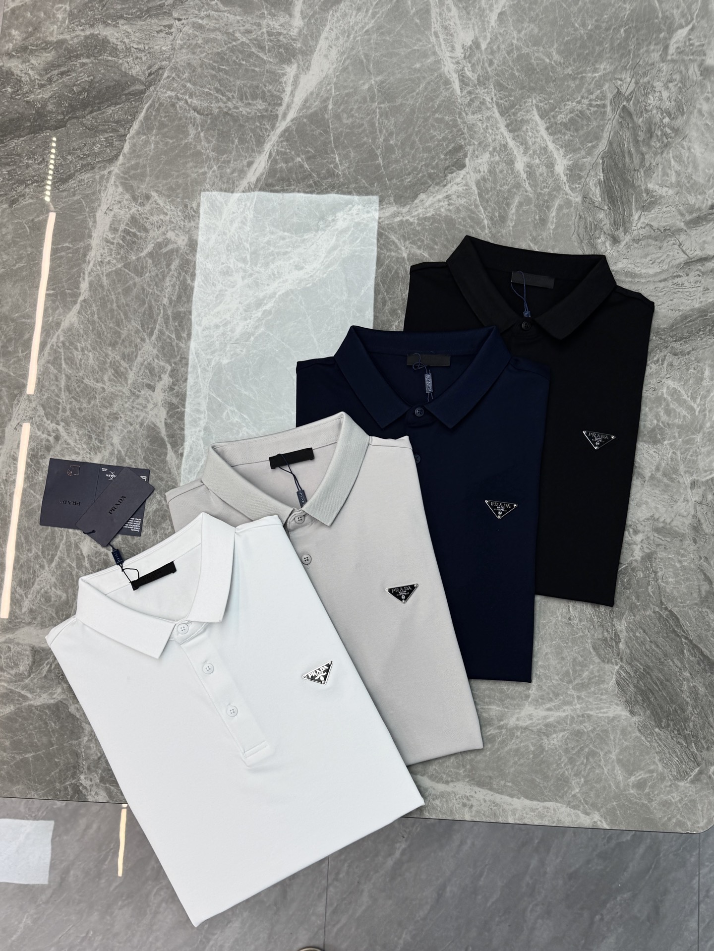 NO:833949,Prada's new short-sleeved Polo shirt is made of comfortable pique mesh fabric, breathable and comfortable, perfect for summer!  Triangular logo hardware on the chest. Recognizable classic lapel + three-button design, simple and elegant, easy to wear for business and leisure. The tailoring is neat, and it is very stylish when worn alone or layered with jackets. It can be easily held for commuting, dating, and daily life!  Color black. Grey. White. Dark blue. Size S-2XL (175/140 pounds recommended M), prada, prada, jackets & coats, T-shirt,19860909Prada普拉达新款短袖Polo衫,采用舒适珠地网眼面料,透气又舒适,夏天穿超合适！胸前三角标五金.辨识度满分经典翻领+三粒扣设计,简约大方,商务休闲都能轻松驾驭.剪裁利落,单穿或叠搭外套都很有型,通勤、约会、日常都能轻松hold住！颜色黑色.灰色.白色.深蓝.码数S-2XL（175/140斤建议M）,,prada,prada,jackets & coats,T-shirt,,Men's clothing