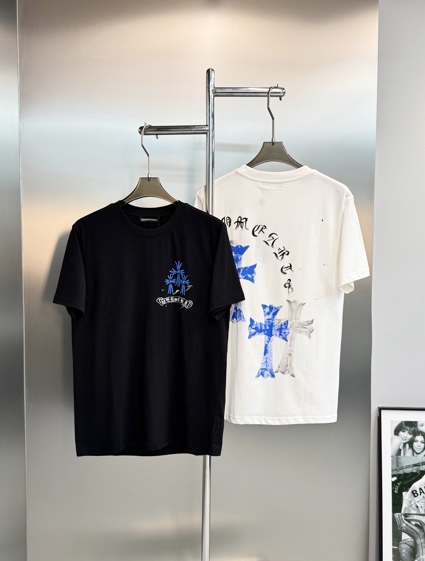 NO:833957,Chrome Hearts Chrome Hearts 2026ss new hand-painted couple short-sleeved T-shirt with exquisite Chrome Hearts logo on the chest. Colorful Chrome Hearts cross logo pattern on the back, full of artistic sense, highly recognizable pure cotton material, soft and breathable, super comfortable to wear in summer!  The round neck design is simple and versatile, and can be easily used in daily casual and street style. The loose version is suitable for various body types, and it is OK to wear alone or layered, and can easily create a fashionable layering. Color: black. White. Size: M-319860909Chrome Hearts克罗心 2026ss新品手绘情侣短袖T恤胸前精致克罗心标识.后背彩色克罗心十字标识图案,艺术感满满,辨识度超高纯棉材质,柔软透气,夏天穿超舒服！圆领设计简约百搭,日常休闲、街头风都能轻松驾驭.宽松版型,适合各种身材,单穿或内搭都很OK,轻松打造时尚层次感.颜色黑色.白色.码数M-3XL（175/140斤建议L）,,chrome hearts,chrome hearts,T-shirt,tees，t-shirt,,Men's clothing