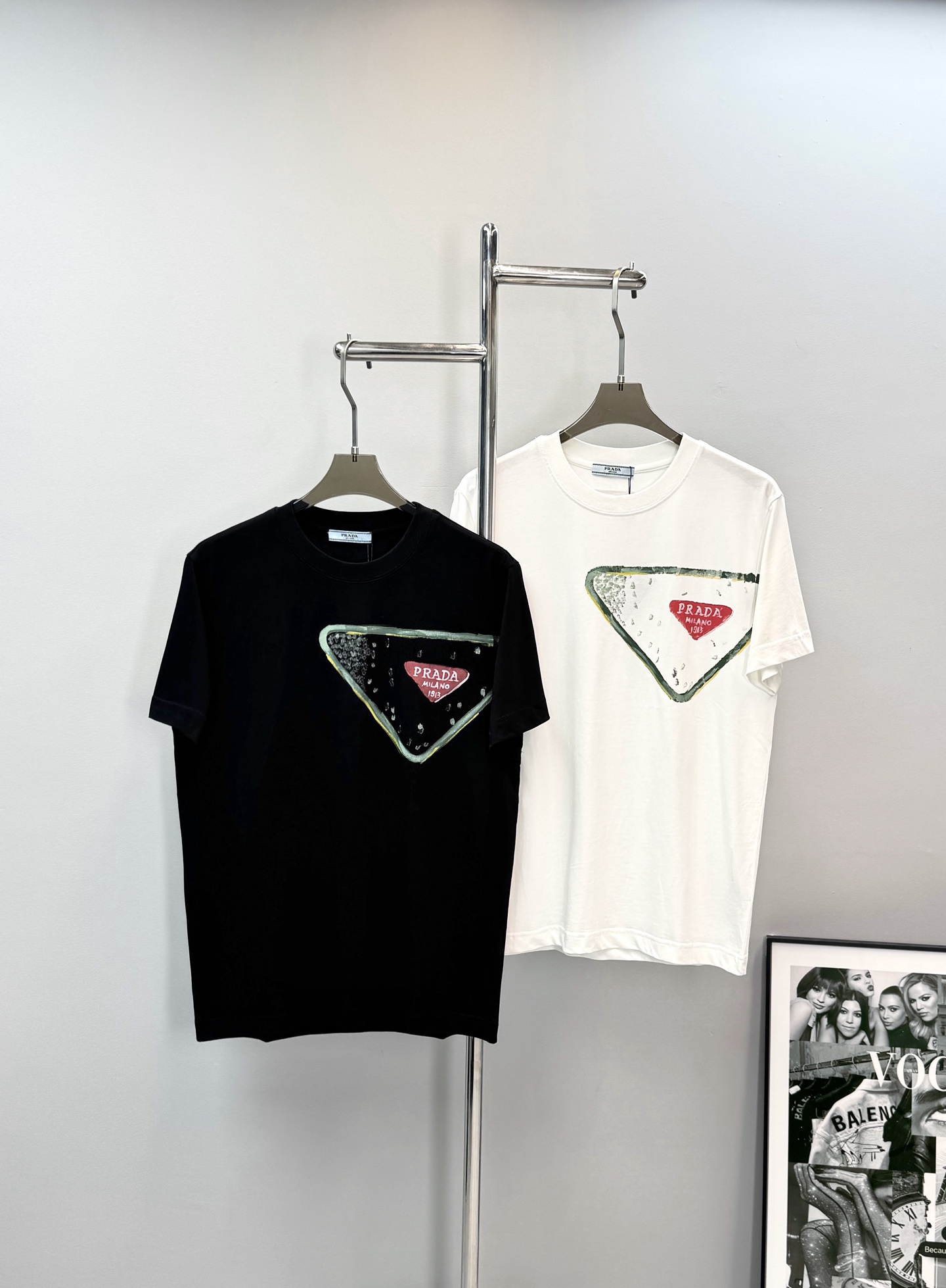 NO:833962,Prada's new round-neck T-shirt has a very artistic hand-painted design with the triangle logo on the chest. It has a green and yellow border + black splashes of ink. It is highly recognizable and made of high-quality cotton. It is comfortable and breathable to wear and can be easily used for daily leisure. The classic triangle logo is integrated with modern art, fashionable and individual. It is a must-have for lovers of simple style!  Color black. White. Size M-3XL (L is recommended for 175/140 pounds), prada, prada, tees, t-shirt,19860909Prada普拉达新款圆领T恤,胸前三角标手绘设计超有艺术感,绿色黄色边框+黑色泼墨,辨识度满分高品质棉料,穿着舒适透气,日常休闲都能轻松驾驭.经典三角标融合现代艺术,时髦又有个性,简约风格爱好者必入！颜色黑色.白色.码数M-3XL（175/140斤建议L）,,prada,prada,tees，t-shirt,,Men's clothing
