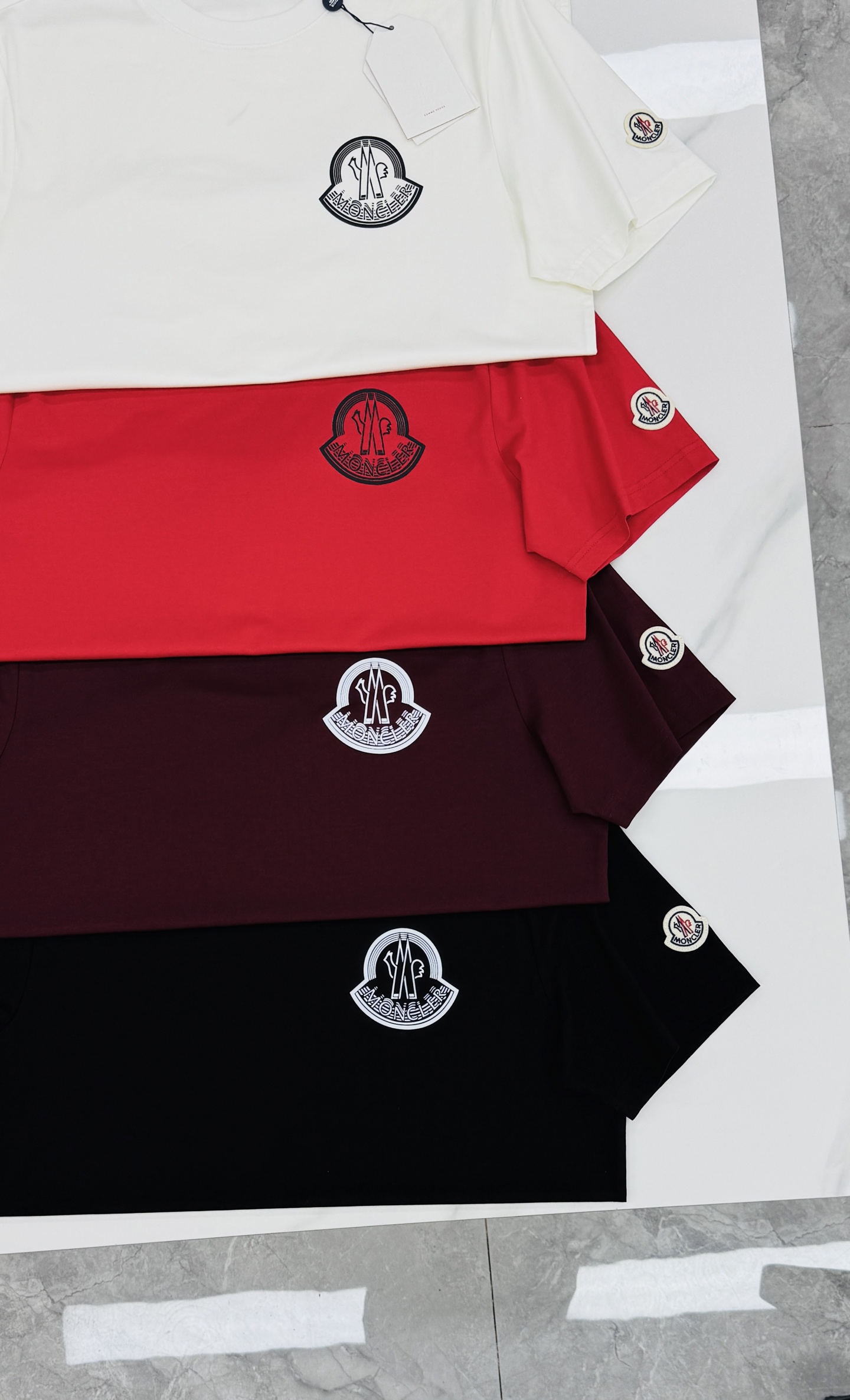 Moncler蒙口新款联名丝光棉T恤，简约设计.采用190g丝光棉面料.丝滑面料穿着超舒适！胸口moncler标识.品牌