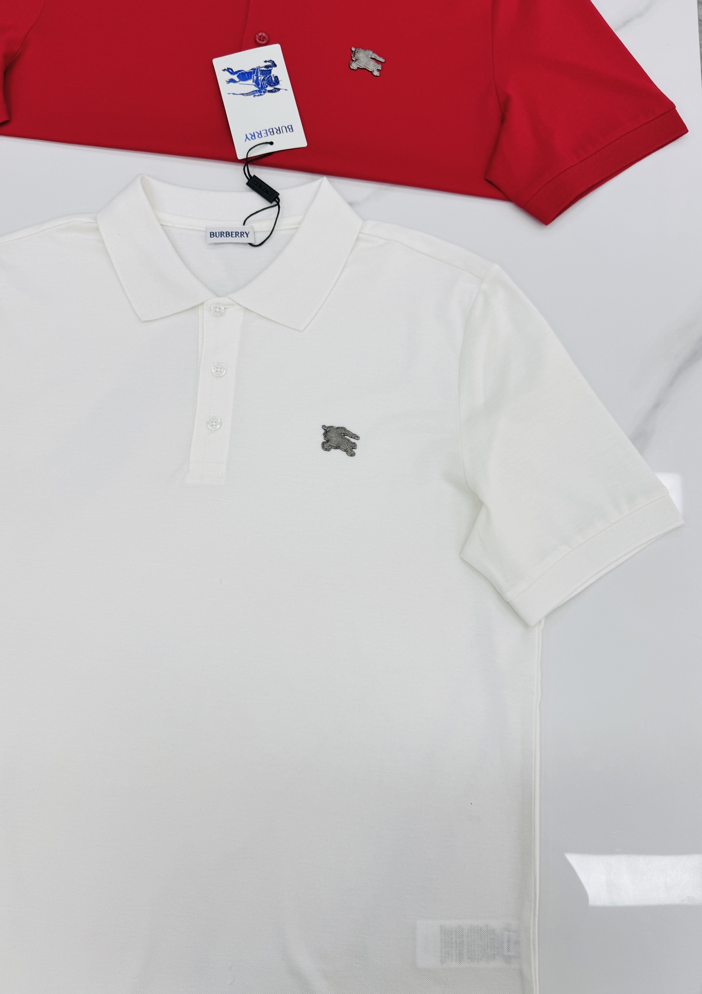 Burberry巴宝莉战马标Polo衫,经典纯色系设计,胸前精致立体战马超有辨识度!丝光珠地网眼棉材质,透气又舒适,夏天 Burberry巴宝莉战马标Polo衫,经典纯色系设计,胸前精致立体战马超有辨识度!丝光珠地网眼棉材质,透气又舒适,夏天