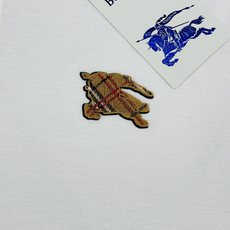 BURBERRY巴宝莉男士短袖POLO衫,经典翻领设计👨🏻胸前植绒战马标志超有辨识度!经典B家格子花型.英伦风满满.高品 BURBERRY巴宝莉男士短袖POLO衫,经典翻领设计👨🏻胸前植绒战马标志超有辨识度!经典B家格子花型.英伦风满满.高品