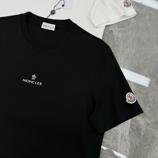MONCLER蒙口26s夏季新款圆领短袖.品牌图形LOGO辨识度鲜明超级走心!!!袖子搭配经典小帽子标识.选用客供190 MONCLER蒙口26s夏季新款圆领短袖.品牌图形LOGO辨识度鲜明超级走心!!!袖子搭配经典小帽子标识.选用客供190