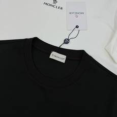 MONCLER蒙口26s夏季新款圆领短袖.品牌图形LOGO辨识度鲜明超级走心!!!袖子搭配经典小帽子标识.选用客供190 MONCLER蒙口26s夏季新款圆领短袖.品牌图形LOGO辨识度鲜明超级走心!!!袖子搭配经典小帽子标识.选用客供190