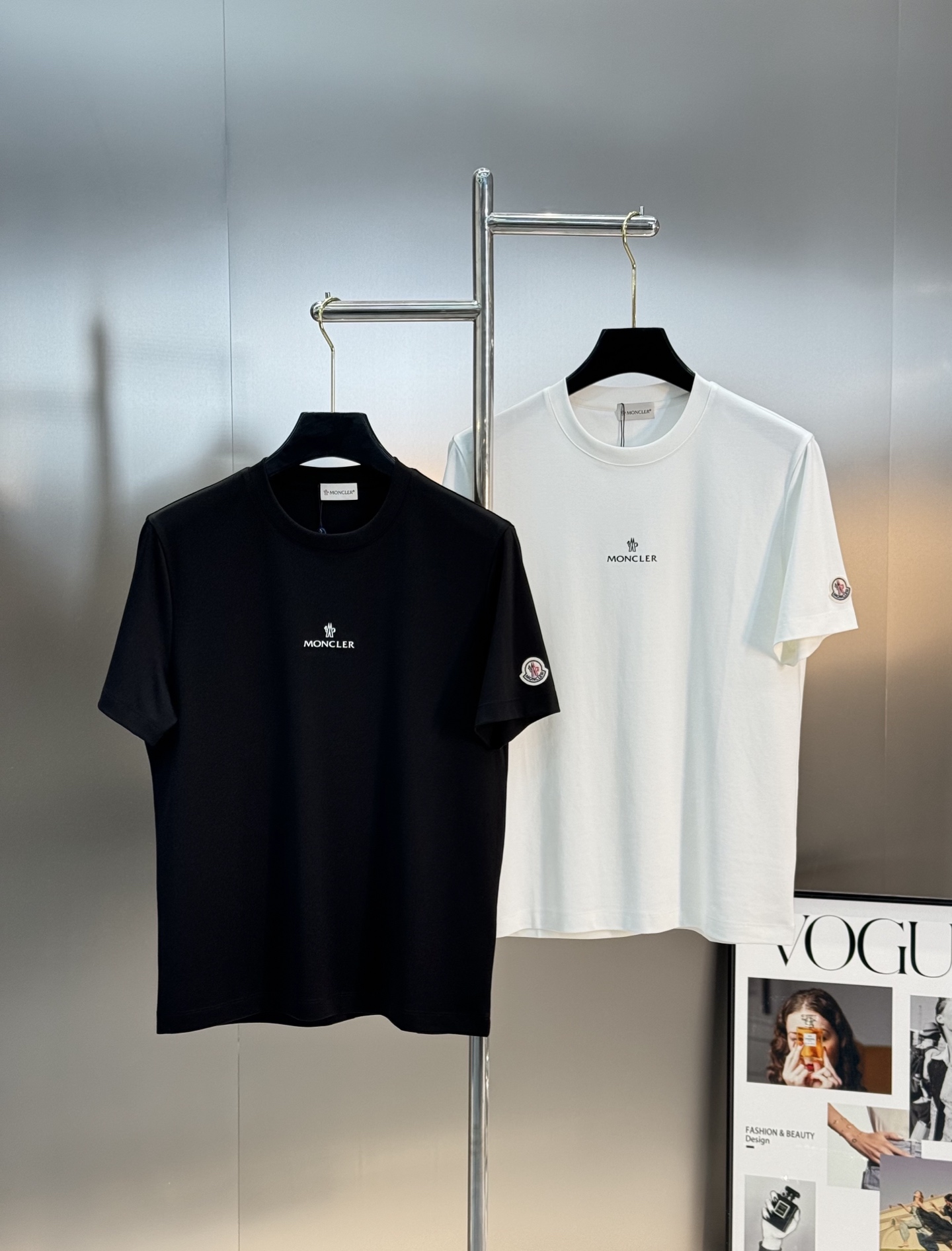 MONCLER蒙口26s夏季新款圆领短袖.品牌图形LOGO辨识度鲜明超级走心!!!袖子搭配经典小帽子标识.选用客供190 MONCLER蒙口26s夏季新款圆领短袖.品牌图形LOGO辨识度鲜明超级走心!!!袖子搭配经典小帽子标识.选用客供190