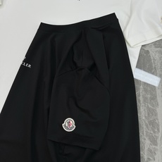 MONCLER蒙口26s夏季新款圆领短袖.品牌图形LOGO辨识度鲜明超级走心!!!袖子搭配经典小帽子标识.选用客供190 MONCLER蒙口26s夏季新款圆领短袖.品牌图形LOGO辨识度鲜明超级走心!!!袖子搭配经典小帽子标识.选用客供190