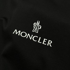 MONCLER蒙口26s夏季新款圆领短袖.品牌图形LOGO辨识度鲜明超级走心!!!袖子搭配经典小帽子标识.选用客供190 MONCLER蒙口26s夏季新款圆领短袖.品牌图形LOGO辨识度鲜明超级走心!!!袖子搭配经典小帽子标识.选用客供190