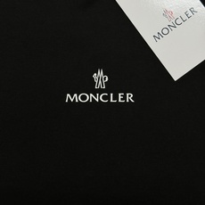 MONCLER蒙口26s夏季新款圆领短袖.品牌图形LOGO辨识度鲜明超级走心!!!袖子搭配经典小帽子标识.选用客供190 MONCLER蒙口26s夏季新款圆领短袖.品牌图形LOGO辨识度鲜明超级走心!!!袖子搭配经典小帽子标识.选用客供190
