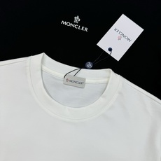 MONCLER蒙口26s夏季新款圆领短袖.品牌图形LOGO辨识度鲜明超级走心!!!袖子搭配经典小帽子标识.选用客供190 MONCLER蒙口26s夏季新款圆领短袖.品牌图形LOGO辨识度鲜明超级走心!!!袖子搭配经典小帽子标识.选用客供190
