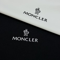 MONCLER蒙口26s夏季新款圆领短袖.品牌图形LOGO辨识度鲜明超级走心!!!袖子搭配经典小帽子标识.选用客供190 MONCLER蒙口26s夏季新款圆领短袖.品牌图形LOGO辨识度鲜明超级走心!!!袖子搭配经典小帽子标识.选用客供190