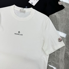 MONCLER蒙口26s夏季新款圆领短袖.品牌图形LOGO辨识度鲜明超级走心!!!袖子搭配经典小帽子标识.选用客供190 MONCLER蒙口26s夏季新款圆领短袖.品牌图形LOGO辨识度鲜明超级走心!!!袖子搭配经典小帽子标识.选用客供190