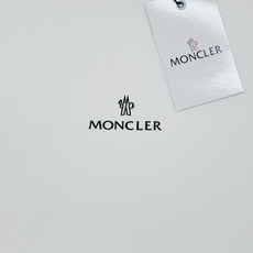 MONCLER蒙口26s夏季新款圆领短袖.品牌图形LOGO辨识度鲜明超级走心!!!袖子搭配经典小帽子标识.选用客供190 MONCLER蒙口26s夏季新款圆领短袖.品牌图形LOGO辨识度鲜明超级走心!!!袖子搭配经典小帽子标识.选用客供190