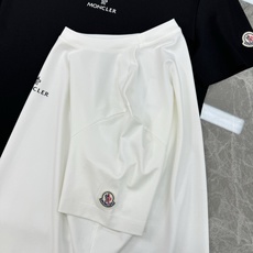 MONCLER蒙口26s夏季新款圆领短袖.品牌图形LOGO辨识度鲜明超级走心!!!袖子搭配经典小帽子标识.选用客供190 MONCLER蒙口26s夏季新款圆领短袖.品牌图形LOGO辨识度鲜明超级走心!!!袖子搭配经典小帽子标识.选用客供190
