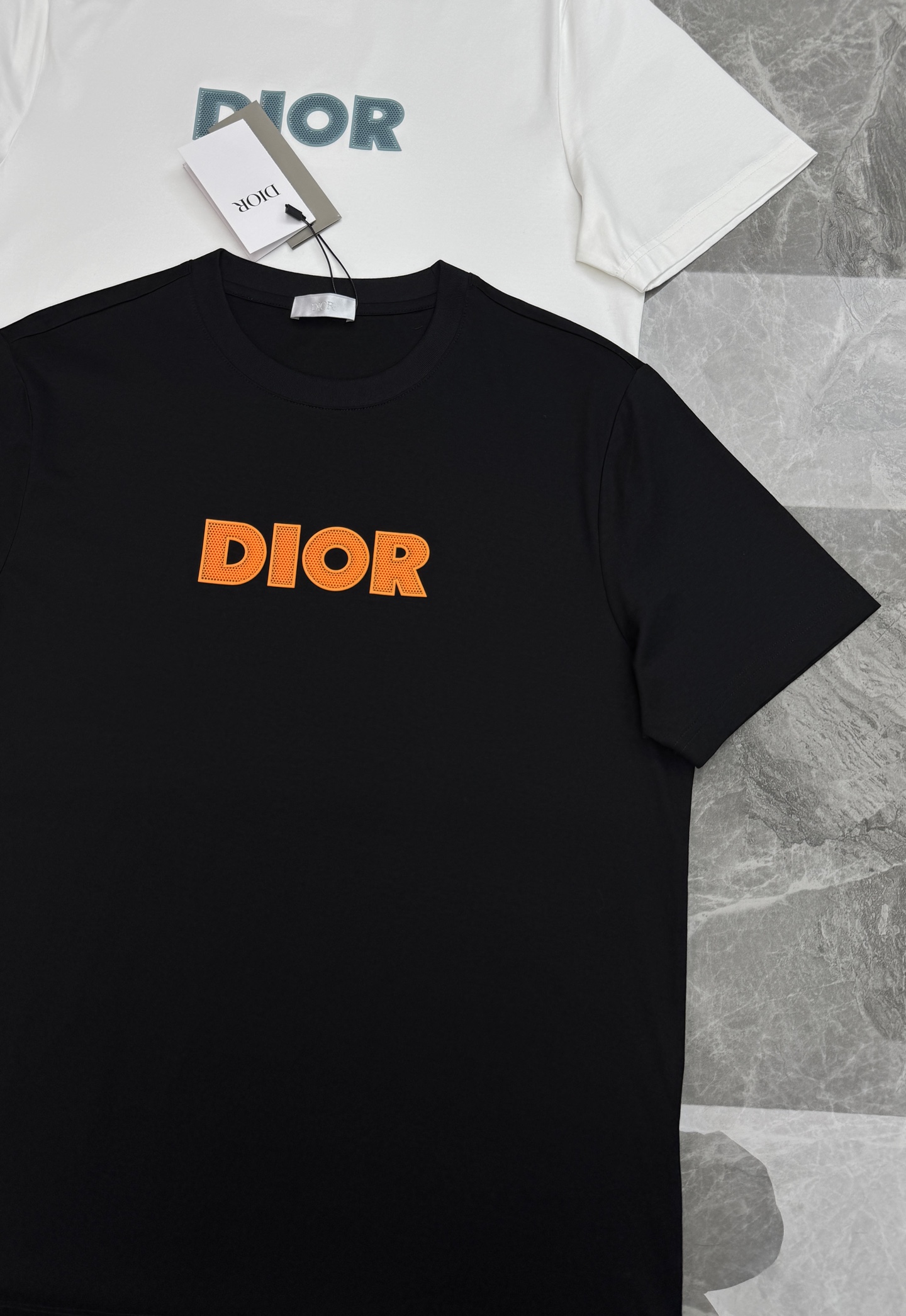 Dior迪奥26s新款丝光棉T恤，采用高品质丝光棉料，丝滑细腻.柔软舒适，日常穿着超友好！胸前立体硅胶烫画工艺.撞色设计
