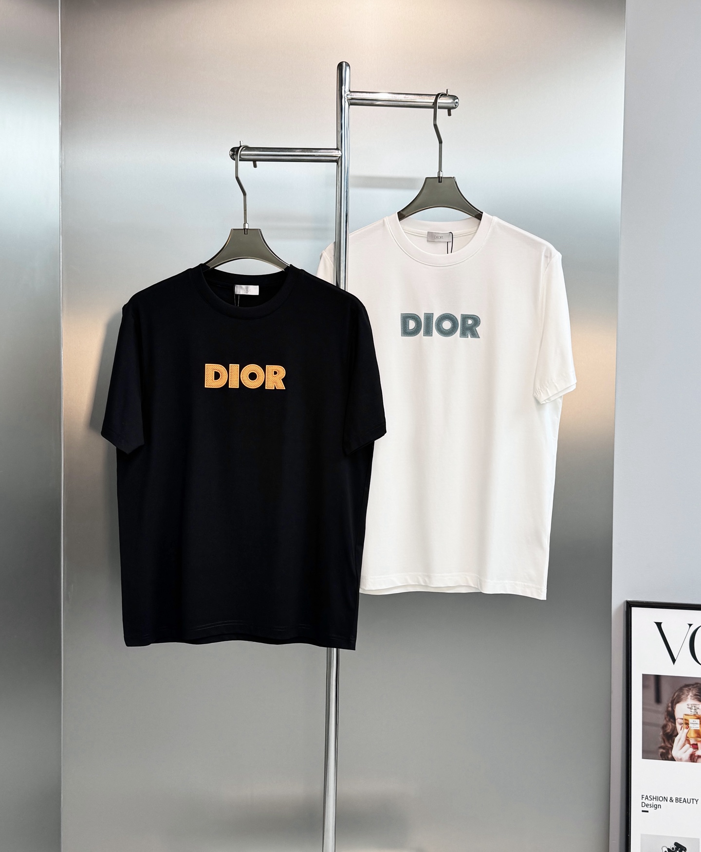Dior迪奥26s新款丝光棉T恤，采用高品质丝光棉料，丝滑细腻.柔软舒适，日常穿着超友好！胸前立体硅胶烫画工艺.撞色设计