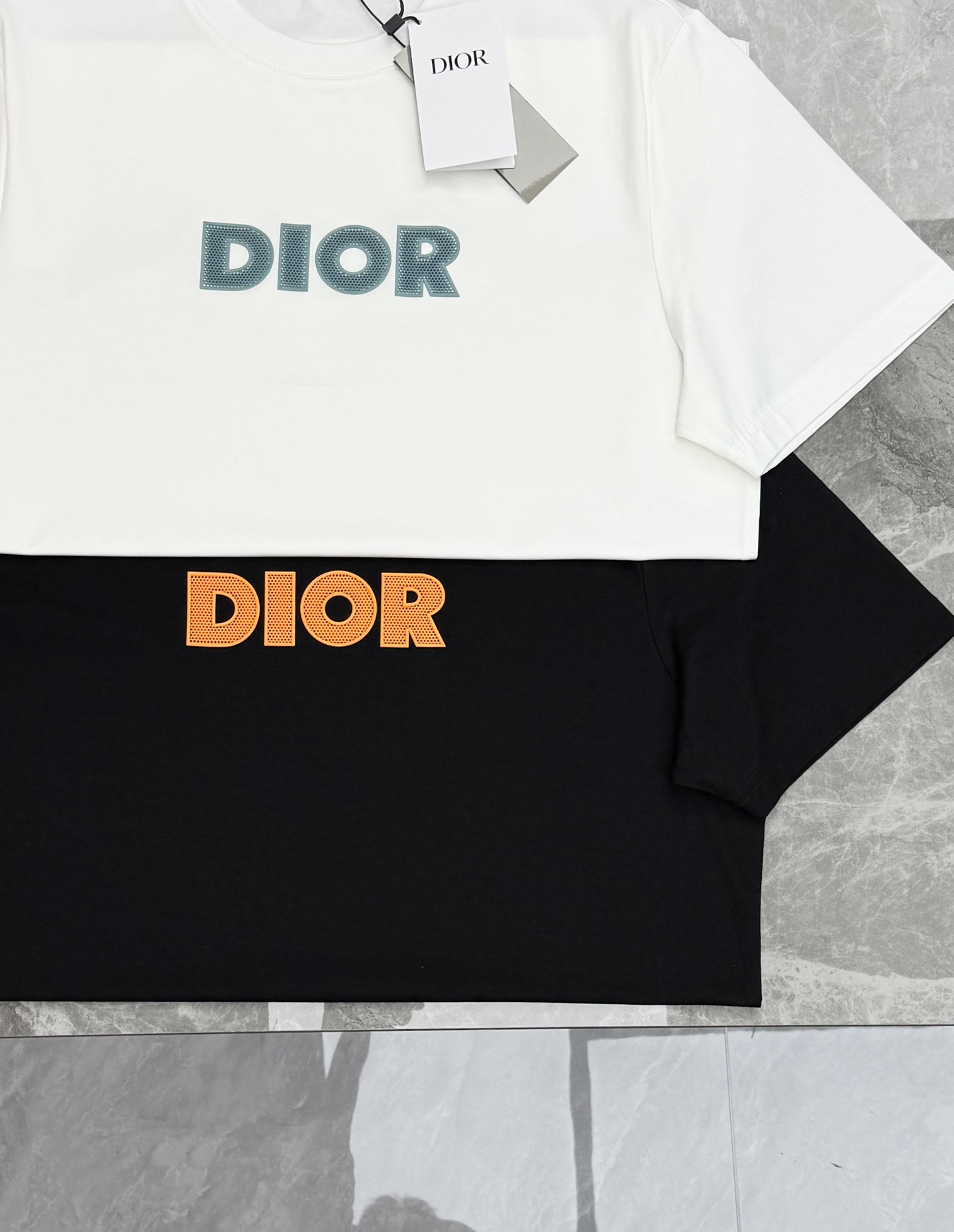Dior迪奥26s新款丝光棉T恤，采用高品质丝光棉料，丝滑细腻.柔软舒适，日常穿着超友好！胸前立体硅胶烫画工艺.撞色设计