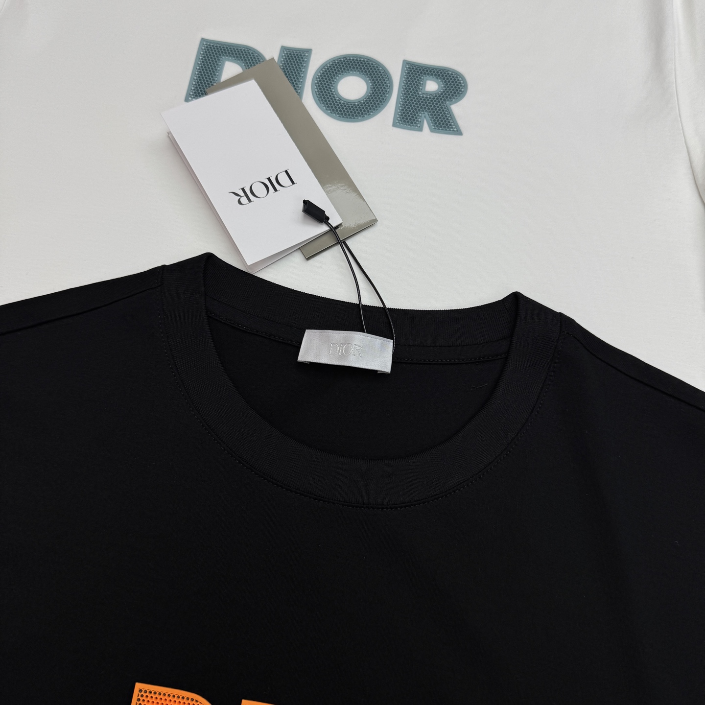 Dior迪奥26s新款丝光棉T恤，采用高品质丝光棉料，丝滑细腻.柔软舒适，日常穿着超友好！胸前立体硅胶烫画工艺.撞色设计
