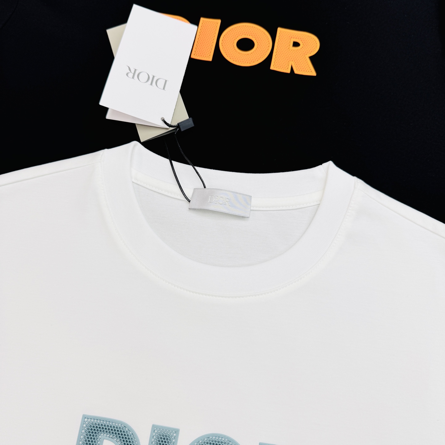 Dior迪奥26s新款丝光棉T恤，采用高品质丝光棉料，丝滑细腻.柔软舒适，日常穿着超友好！胸前立体硅胶烫画工艺.撞色设计