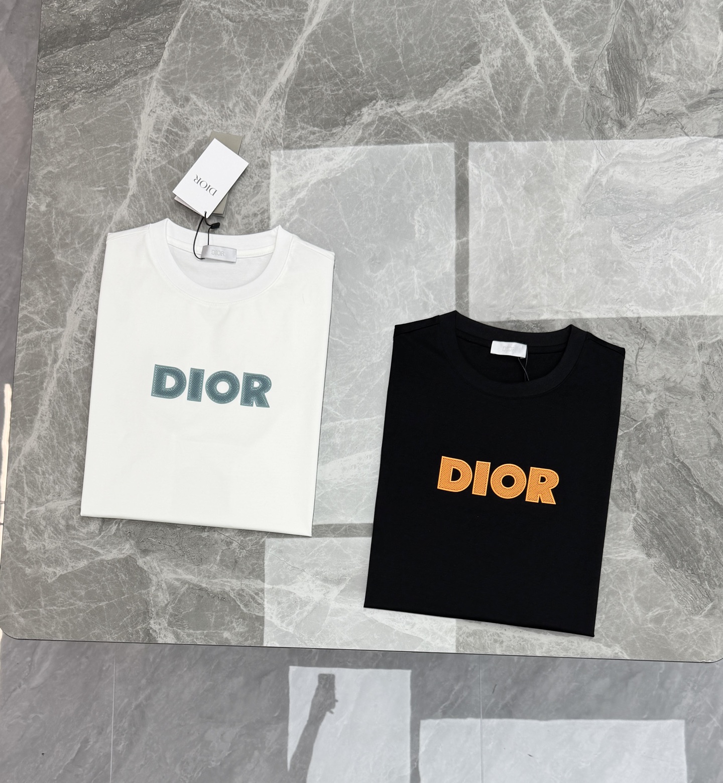 Dior迪奥26s新款丝光棉T恤，采用高品质丝光棉料，丝滑细腻.柔软舒适，日常穿着超友好！胸前立体硅胶烫画工艺.撞色设计