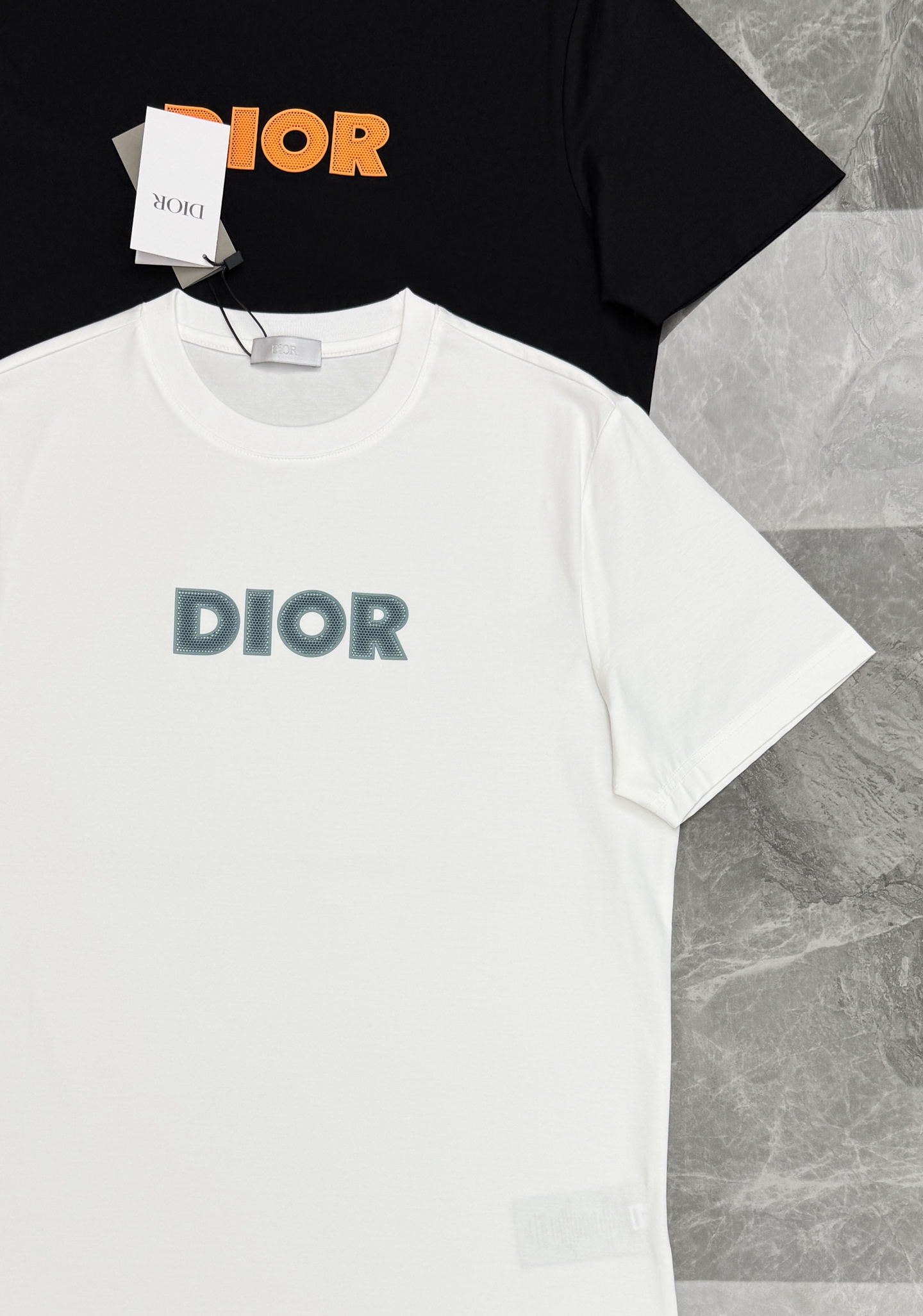 Dior迪奥26s新款丝光棉T恤，采用高品质丝光棉料，丝滑细腻.柔软舒适，日常穿着超友好！胸前立体硅胶烫画工艺.撞色设计