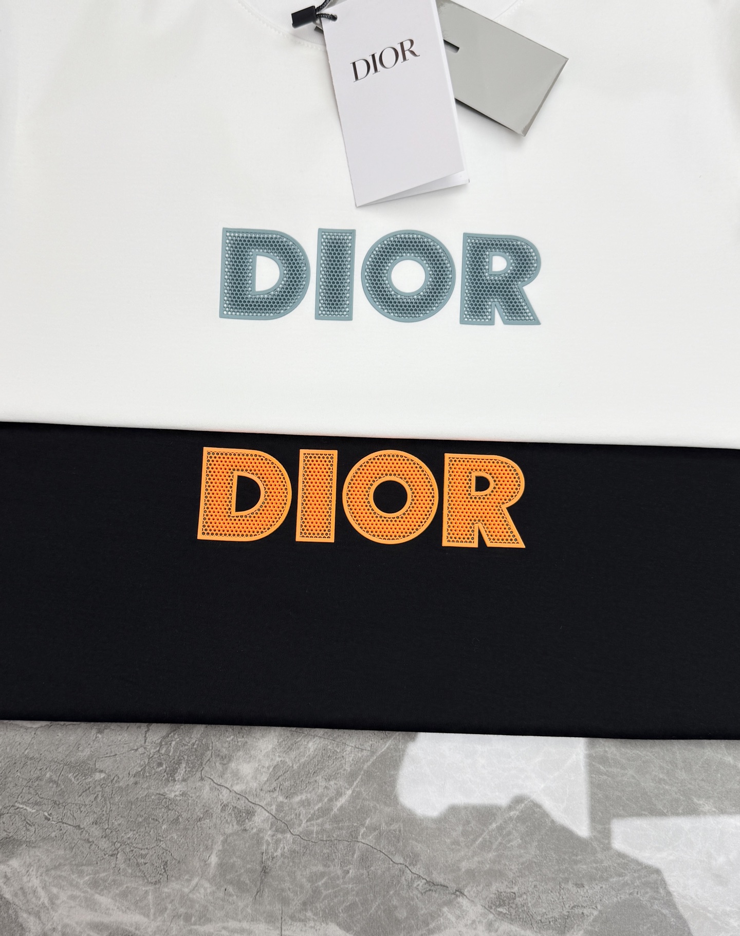 Dior迪奥26s新款丝光棉T恤，采用高品质丝光棉料，丝滑细腻.柔软舒适，日常穿着超友好！胸前立体硅胶烫画工艺.撞色设计